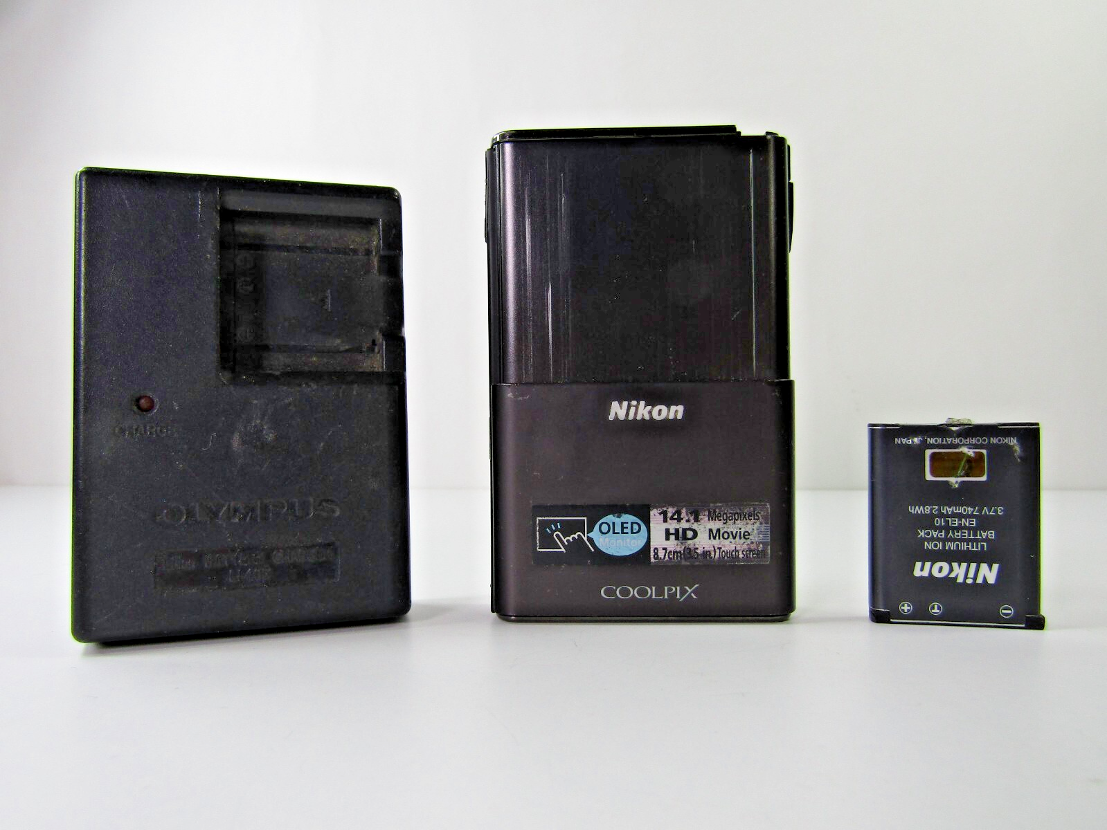 美品　Nikon Coolpix S80 14.1 MP バッテリー２個充電器付 美品 Nikon Coolpix S80 14.1 MP バッテリー2個充電器付 - メルカリ