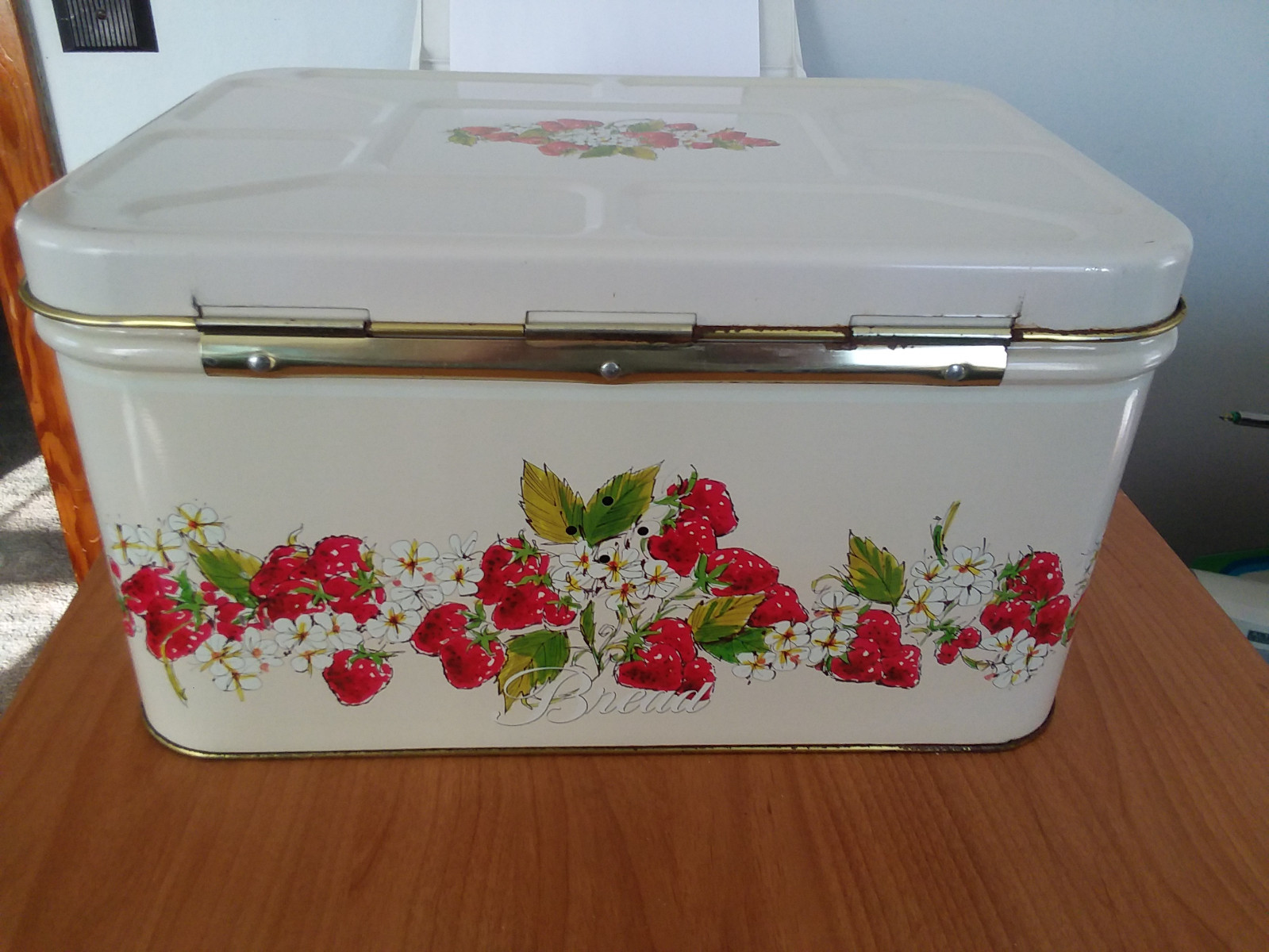 PENTRON IND. 1981 STRAWBERRY DESIGN METAL BREAD BOX 13 1/2