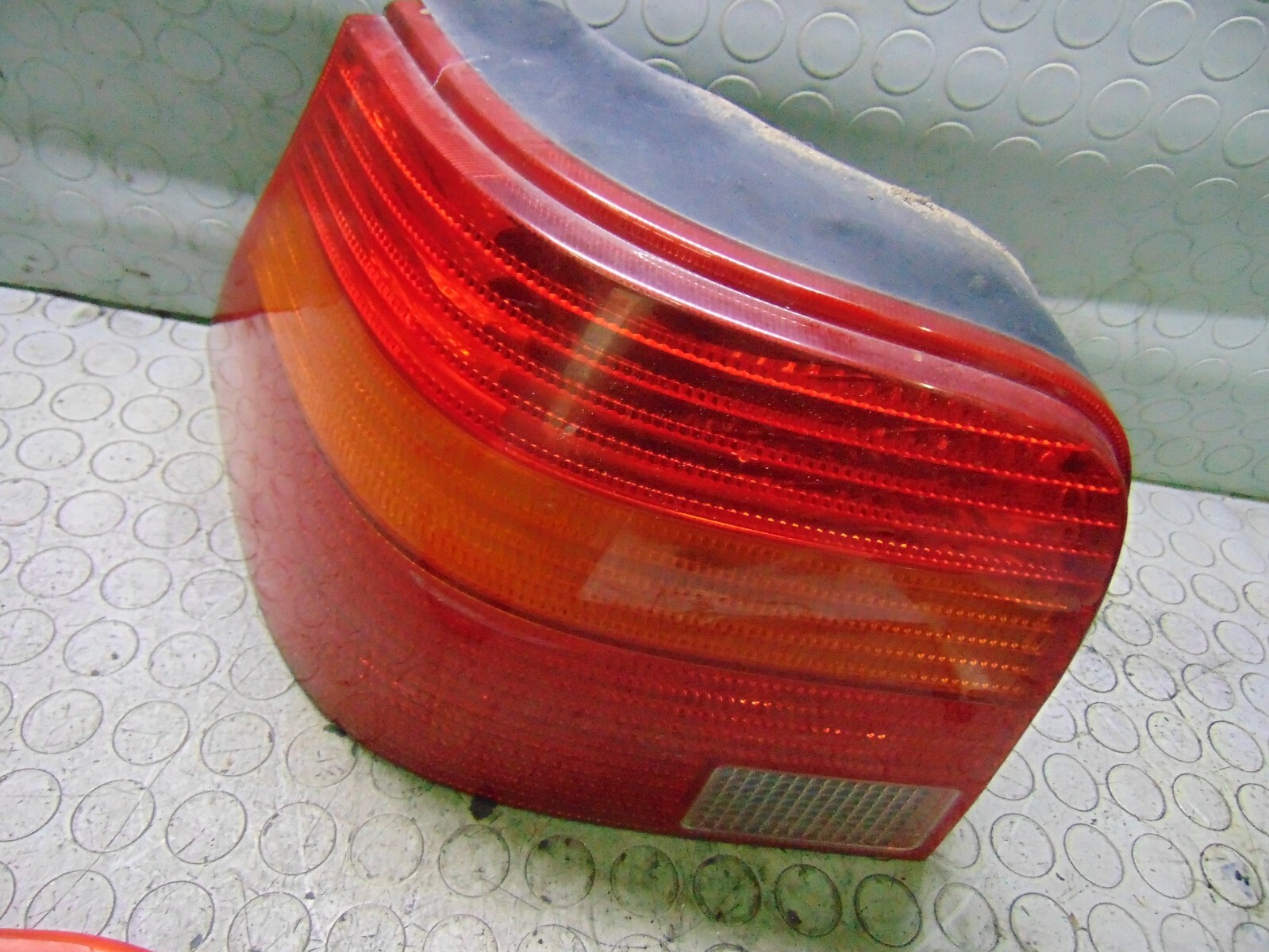 Fanale posteriore sinistro VOLKSWAGEN GOLF 2004 37750748
