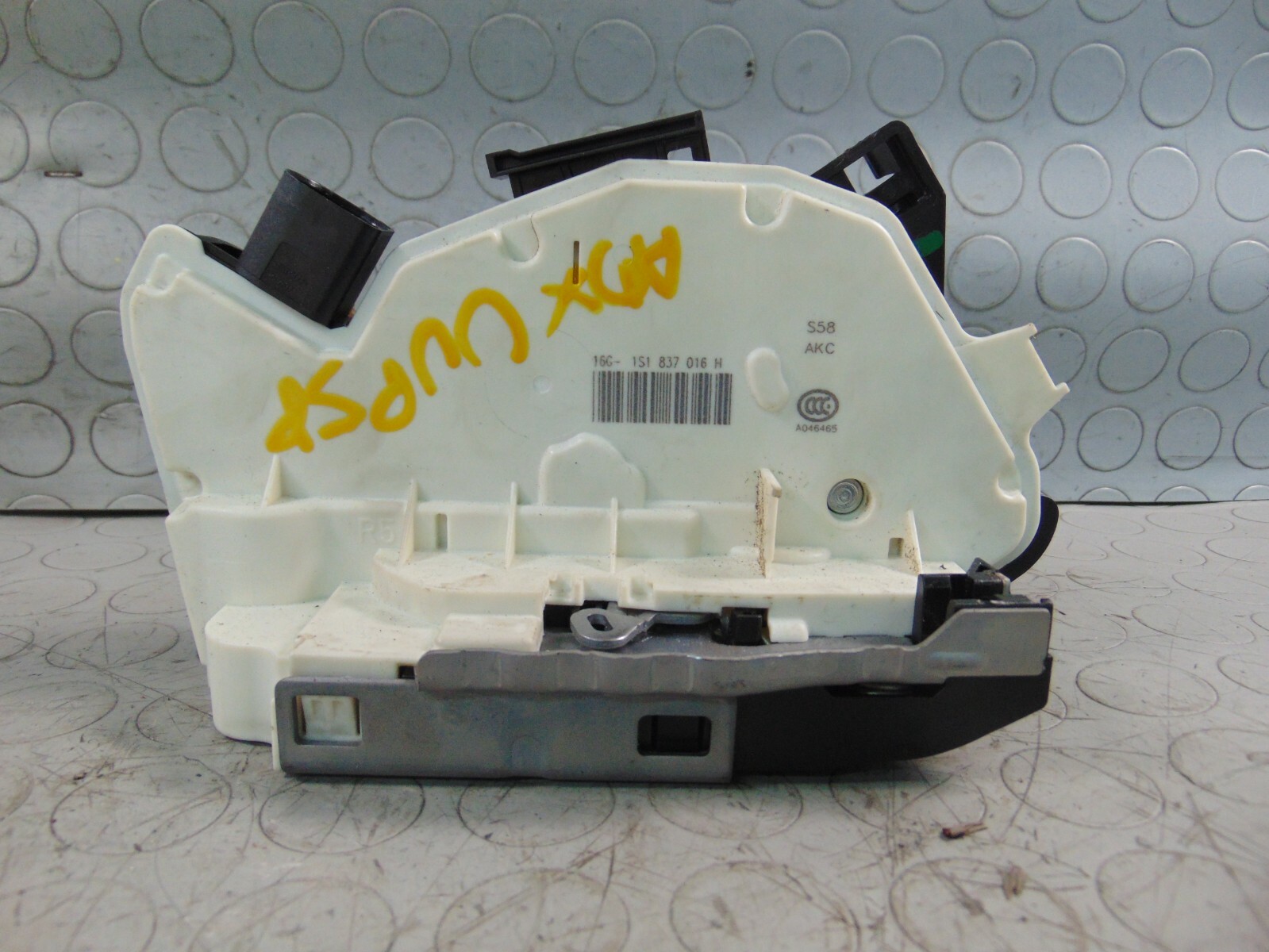 Serratura  anteriore destra VOLKSWAGEN UP 5 PORTE 1S1837016H