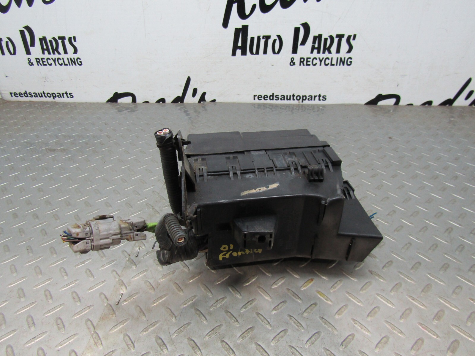 プンプィページ 01-02 Nissan Frontier Fuse Box Engine King Cab VIN M 4th