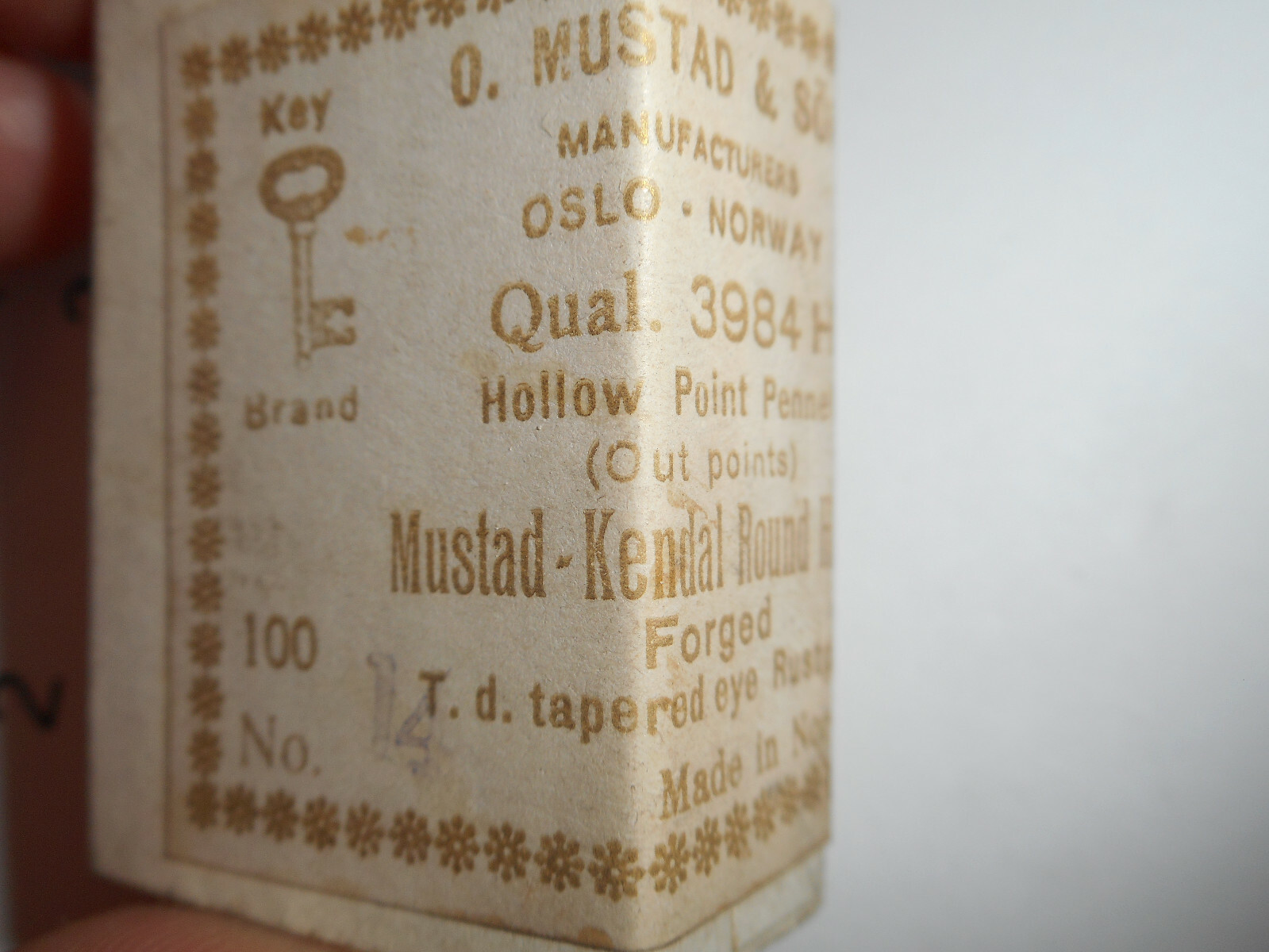 100 MUSTAD #14 DRY Fly Tying Hooks kendal round TD TAPERED EYE RUSTPROOF 3984 H