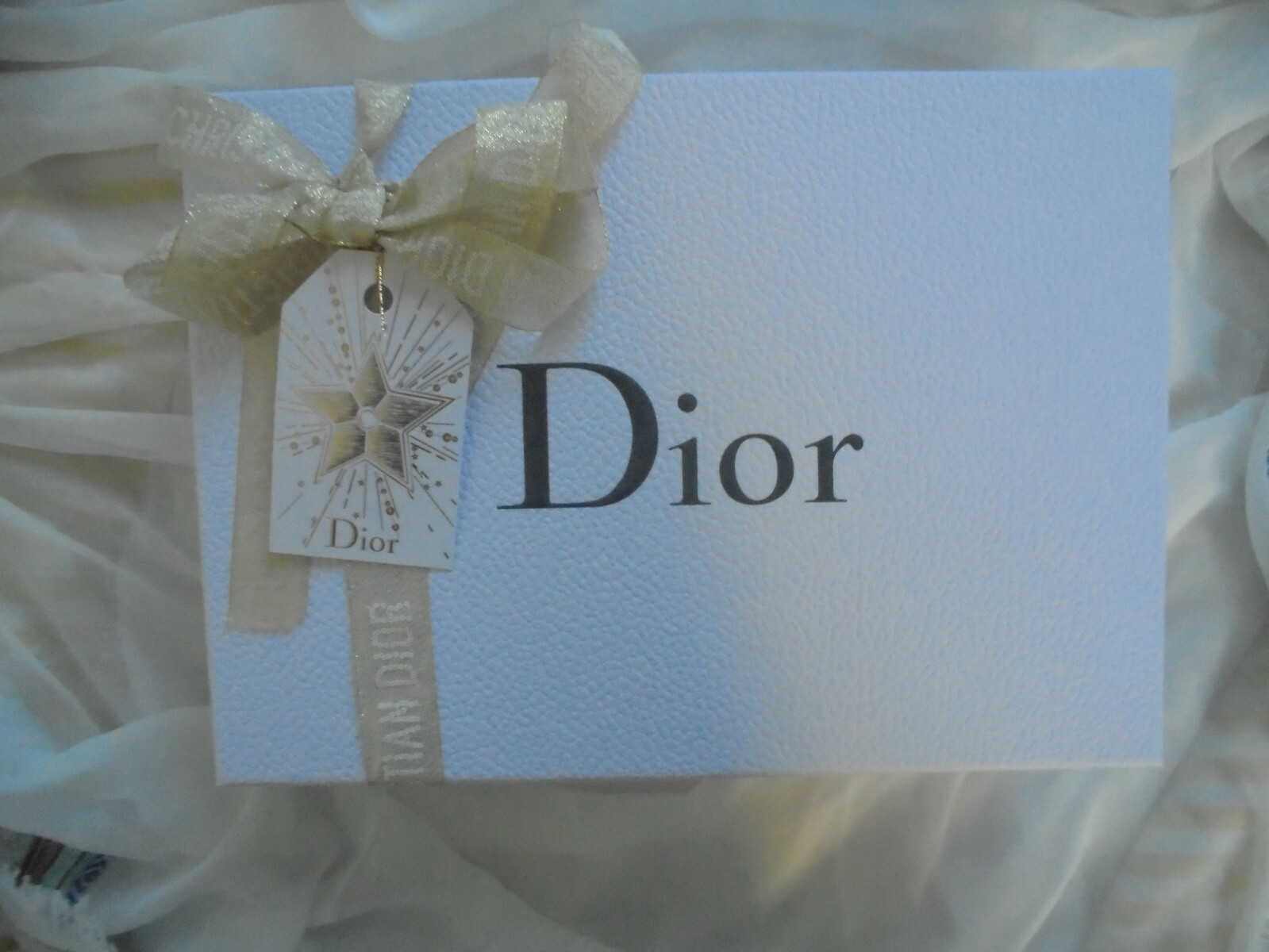 DIOR Geschenkbox groß Weihnachten 2019 mit goldener Schleife 32 x 23 x 13 cm 