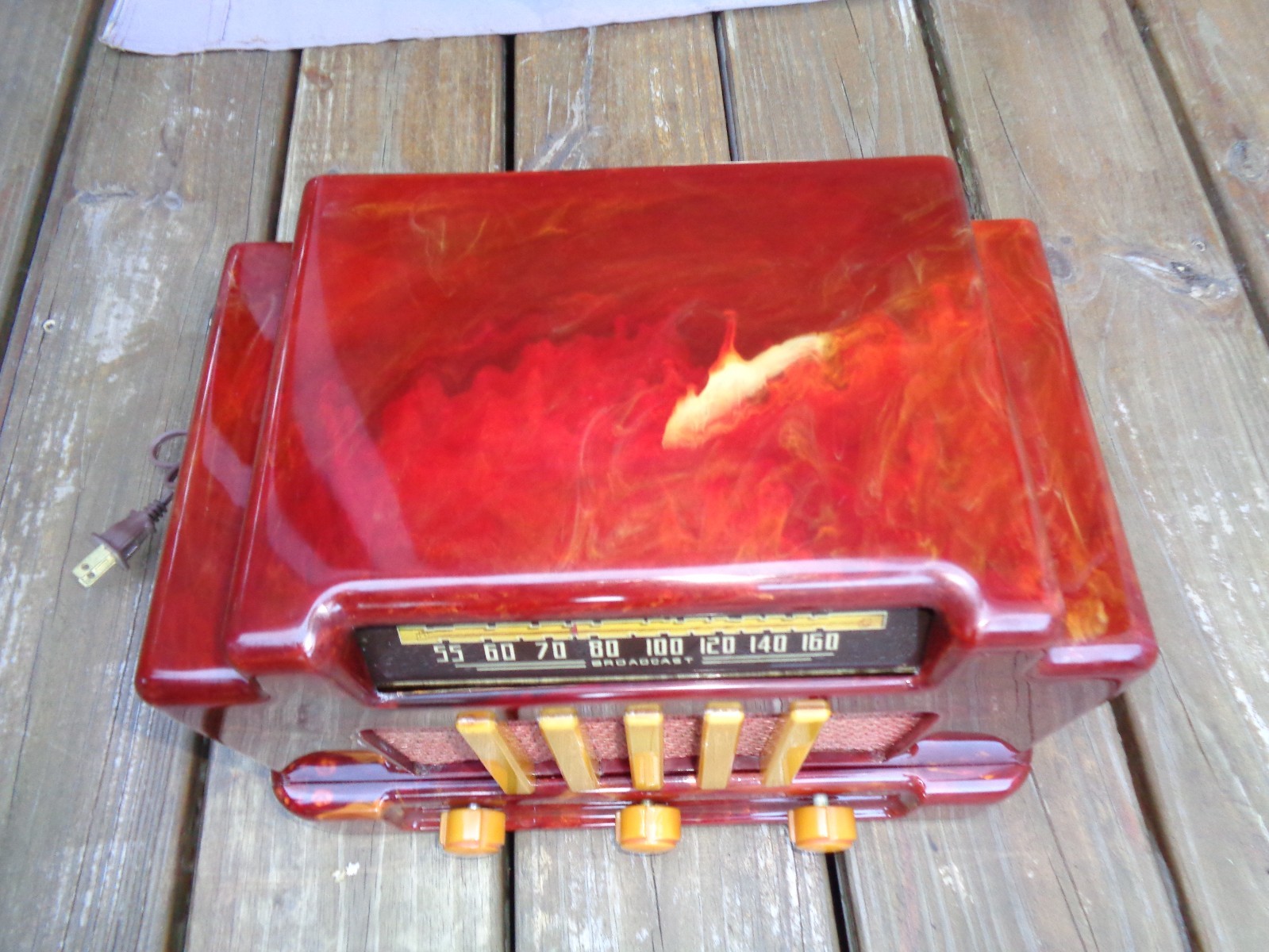 Addison a5 in red with yellow and black catalin radio beautiful, and plays.