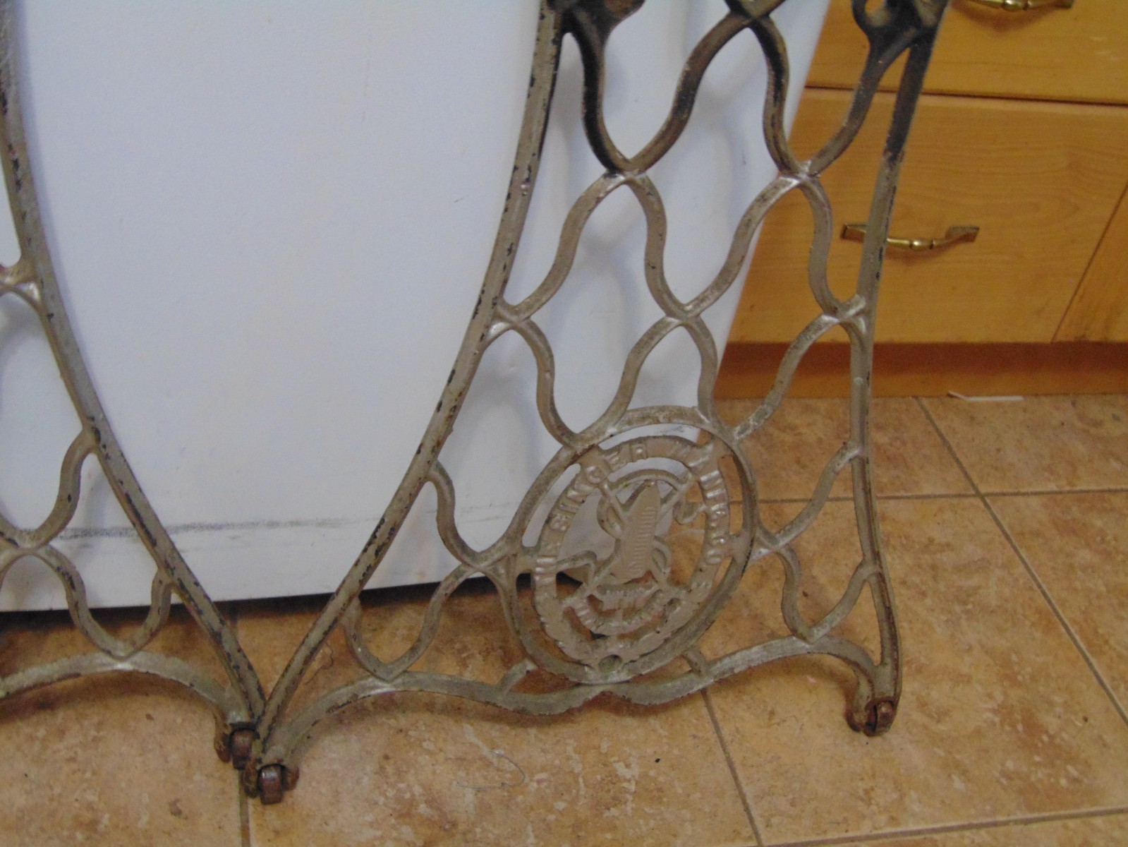 antique sewing machine base /stand/legs   nice  # 6814