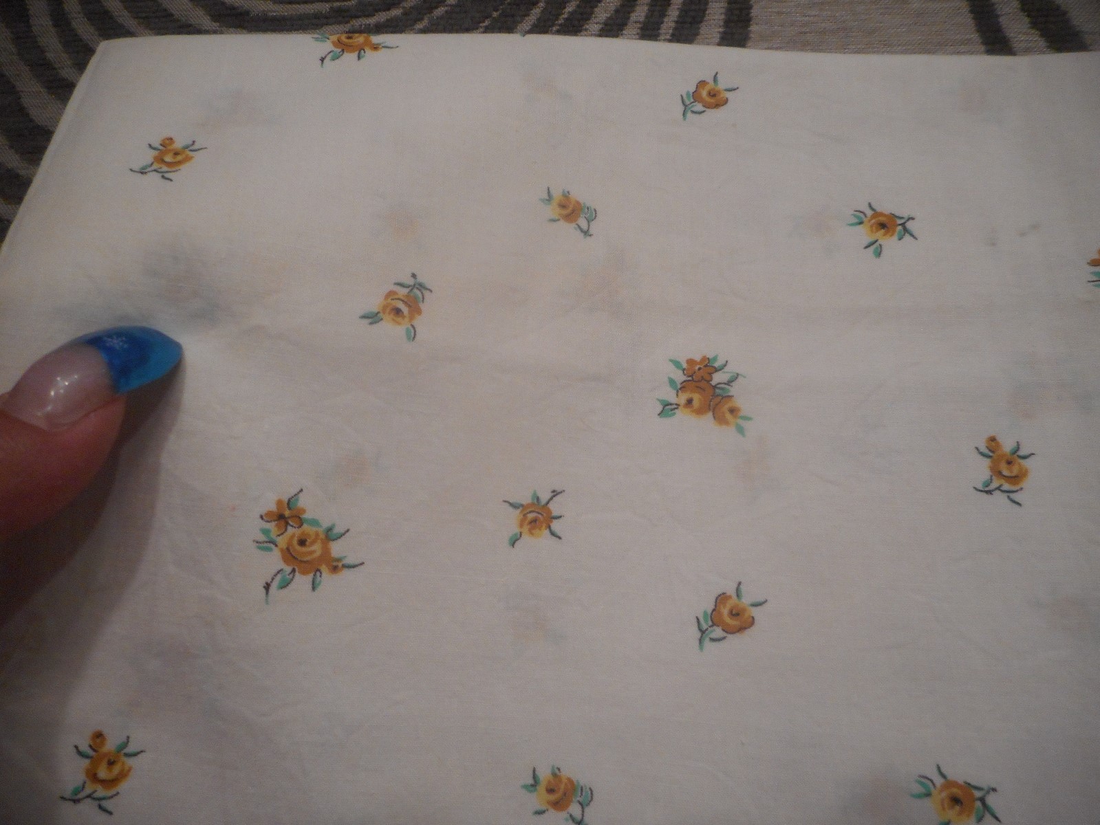 Vintage Material White With Yellow Roses 34