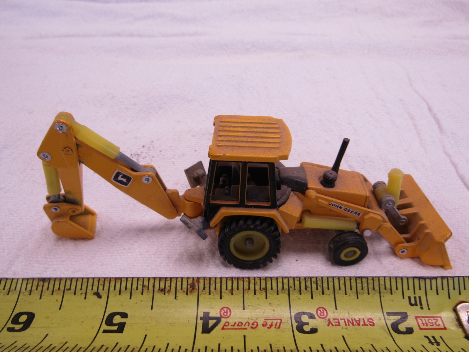 ERTL DIECAST CONSTRUCTION TRUCK SCALE MODEL JOHN DEERE