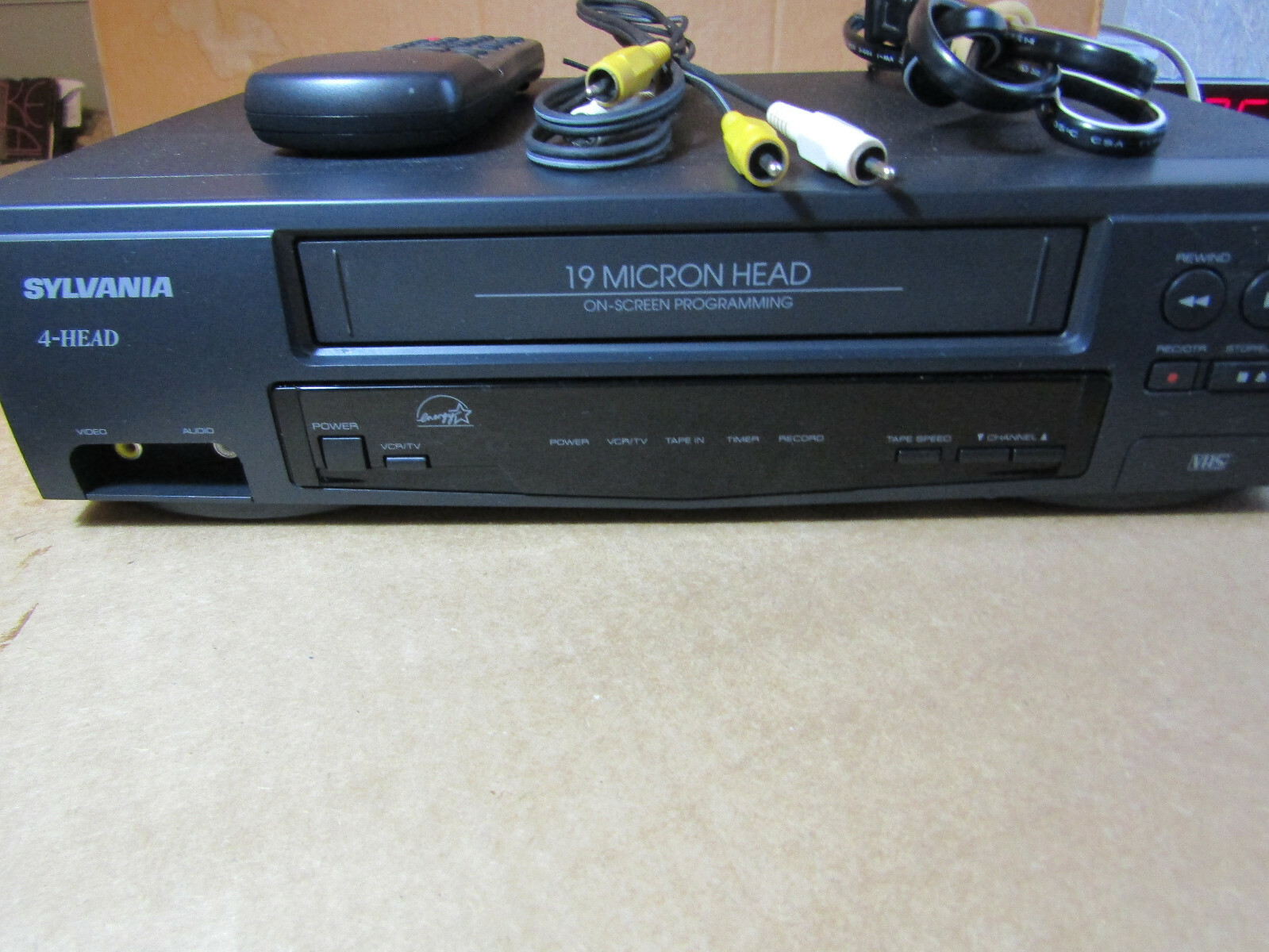 SYLVANIA VHS/VCR PLAYER RECORDER MDL:SRV194 WITHE REMOTE & AV CABLES  TESTED