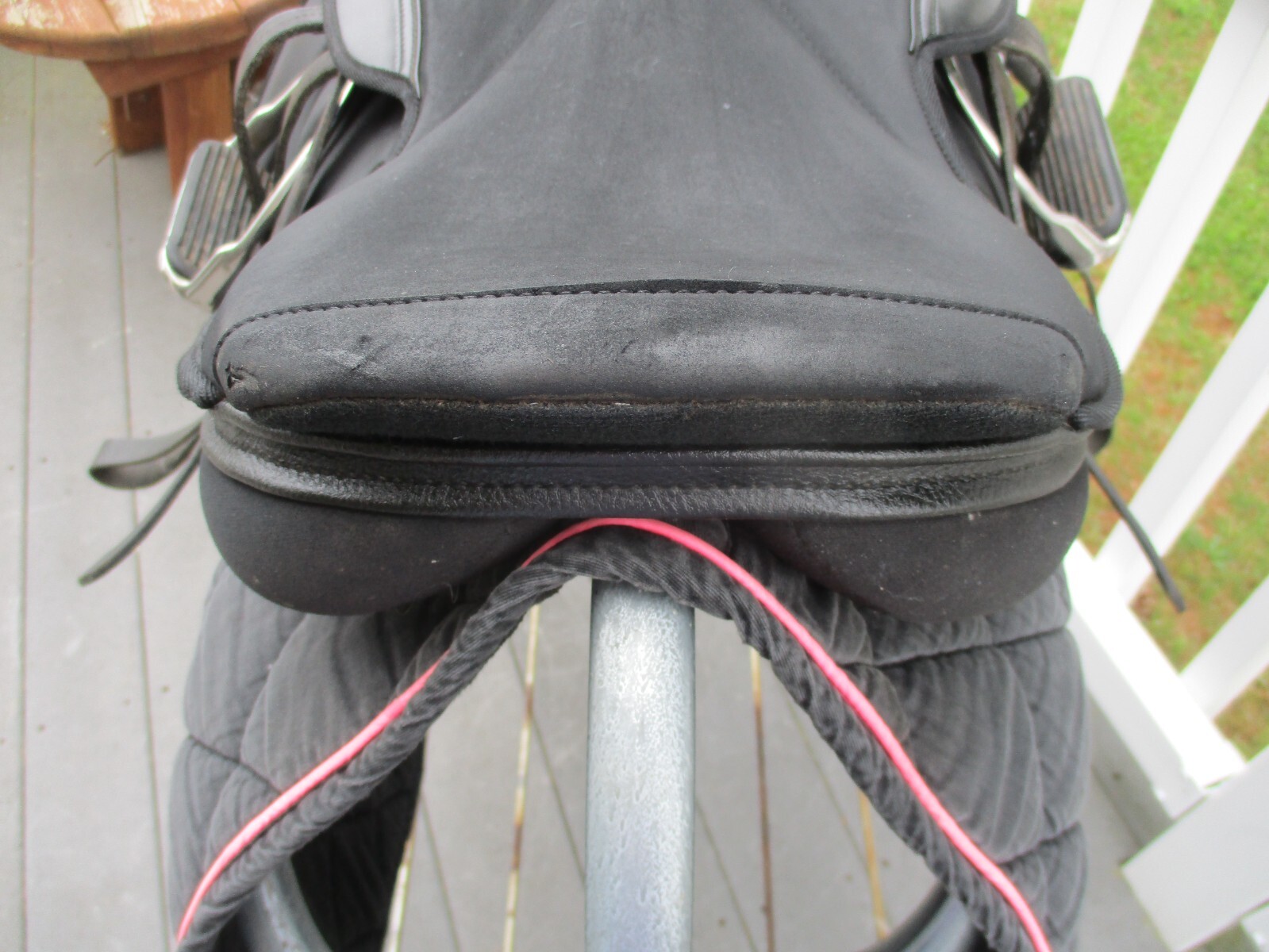 17'' MEDIUM THOROWGOOD ULSTER CC JUMP ENGLISH SADDLE w  LEATHERS &  IRONS