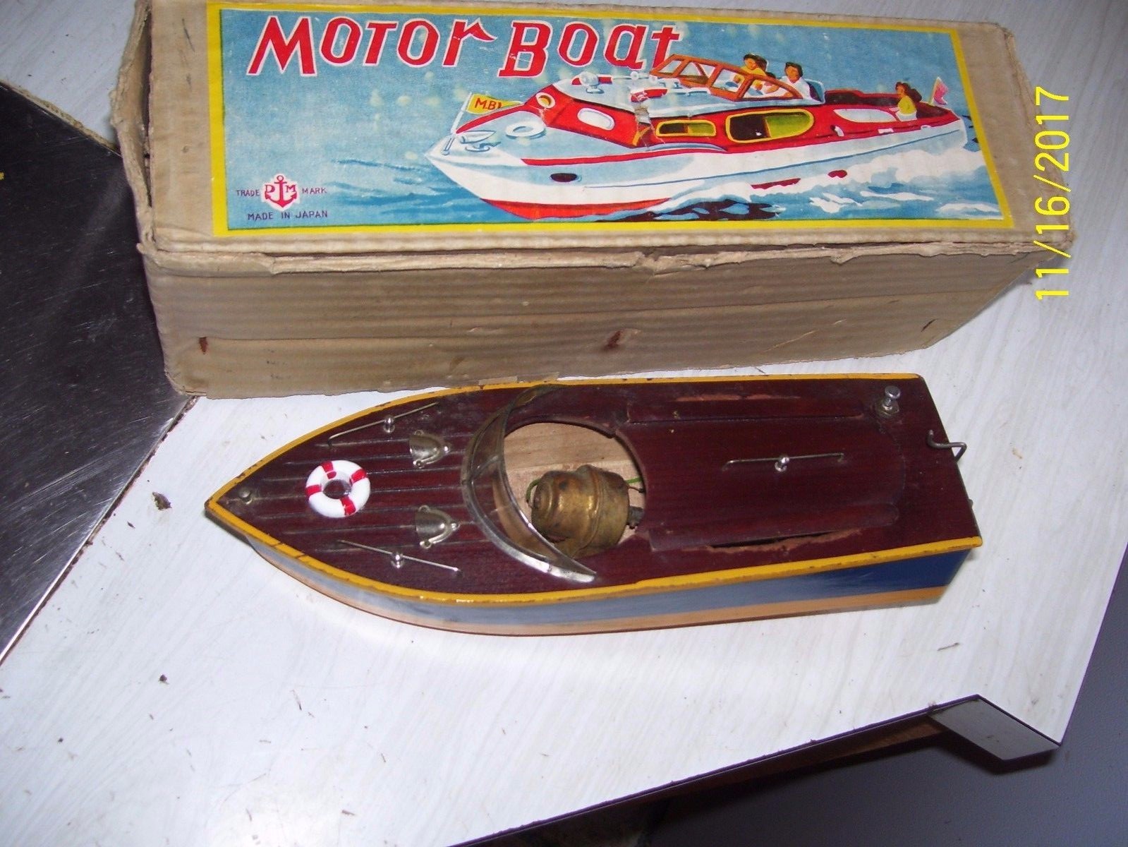 1950's  WOODEN SPEED BOAT w/ELECTRIC MOTOR W/Box 10