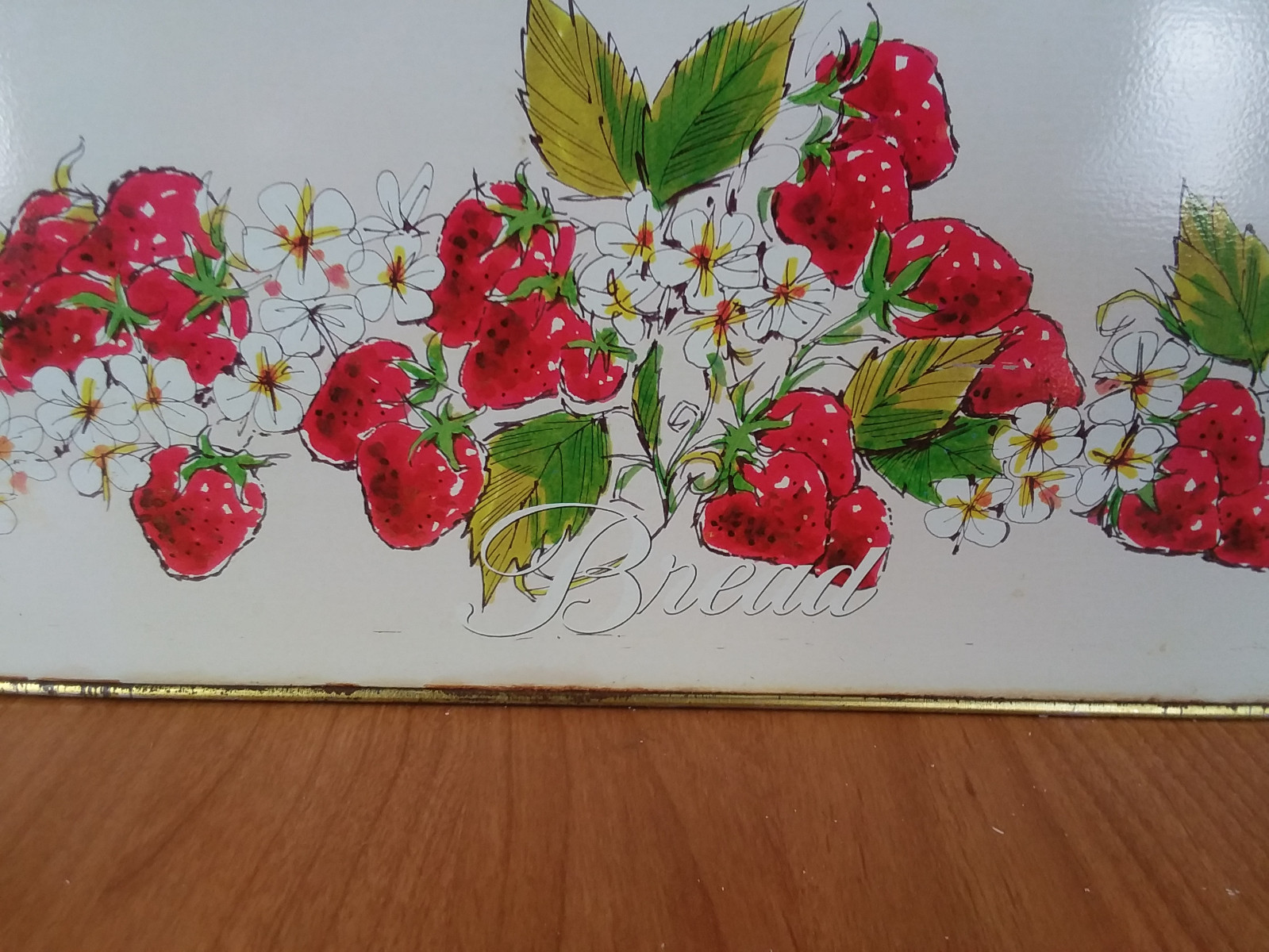 PENTRON IND. 1981 STRAWBERRY DESIGN METAL BREAD BOX 13 1/2