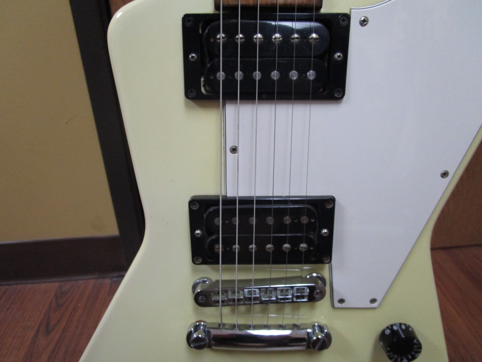 Gibson Explorer 6 String Electric Guitar: Cream Color