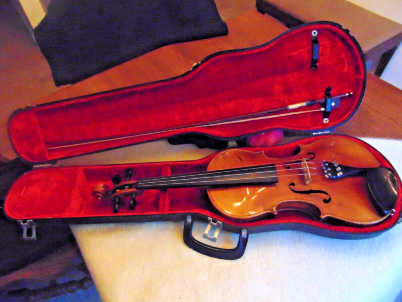 4/4 OLD FRENCH VIOLIN IN VERY GOOD  CONDITION w/BOW AND CROC TYPE CASECASE