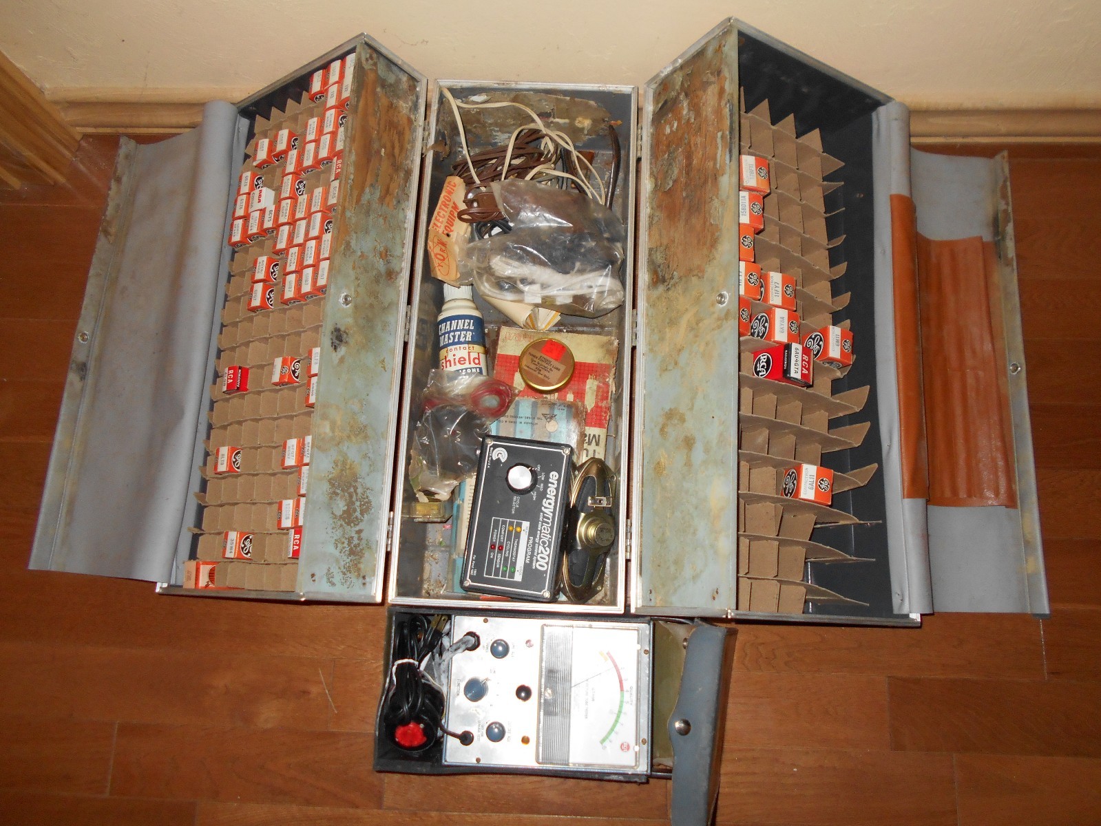 Vintage GE TV Repairman VACUUM TUBE LARGE Carrying Case Caddy with Tubes, parts