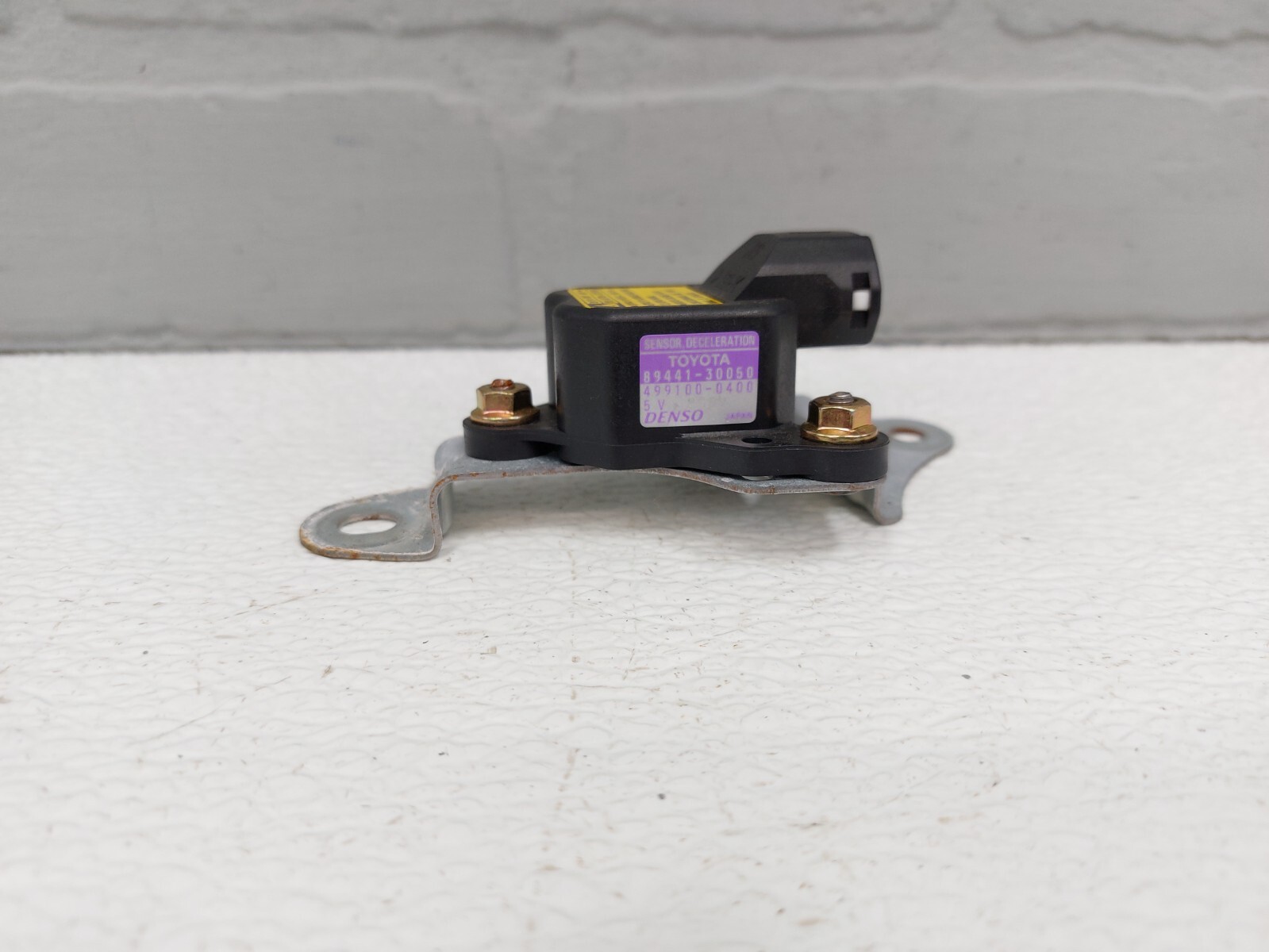 1998-2002 Lexus LX470 Deceleration sensor control unit with