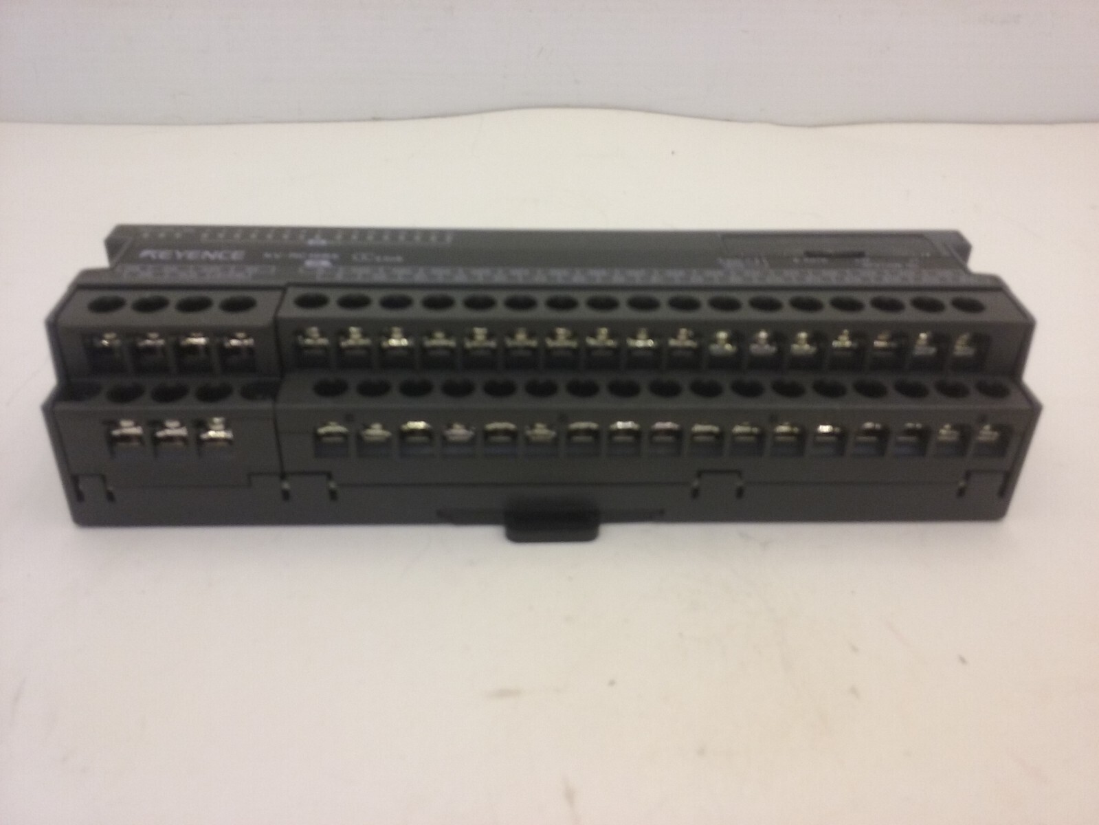 KEYENCE KVRC16BX TERMINAL BLOCK INPUT, 16POINT SCREW. 1224VDC POWER