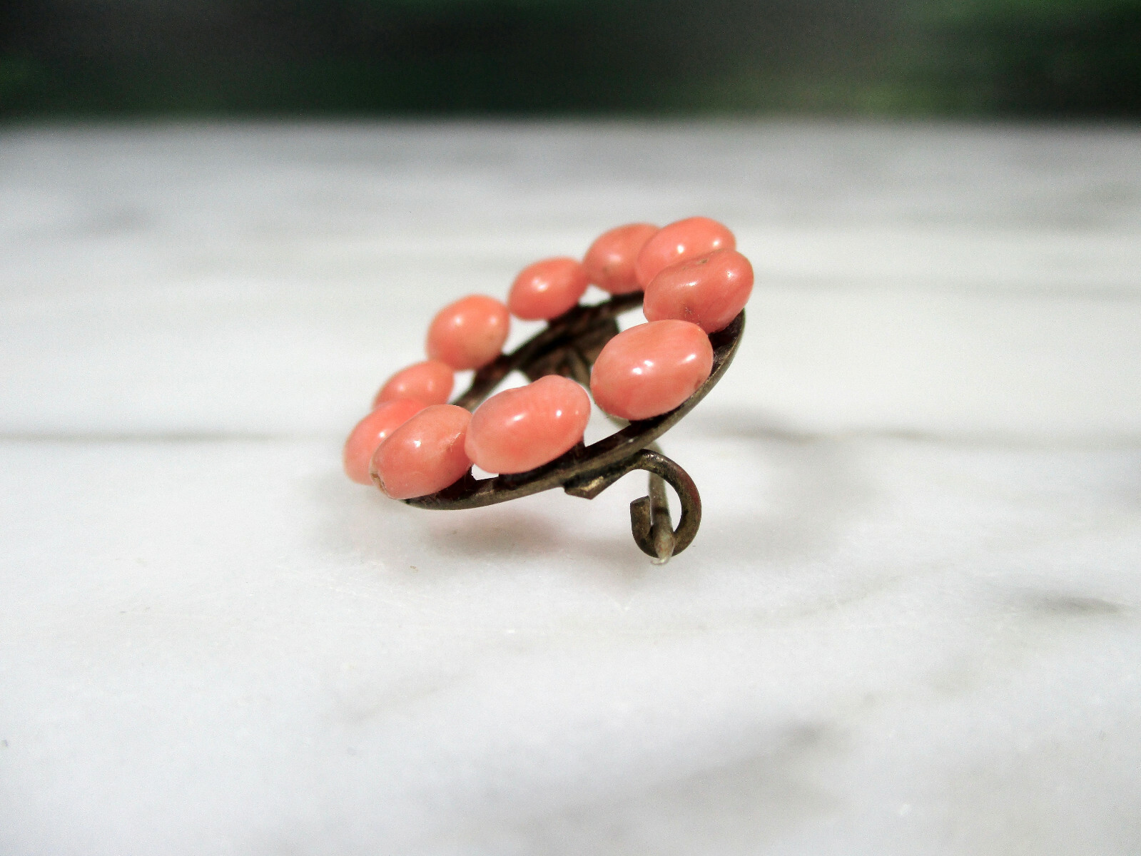 SMALL VICTORIAN NATURAL PINK CORAL CABOCHON BUTTON WREATH BRASS BROOCH ANTIQUE