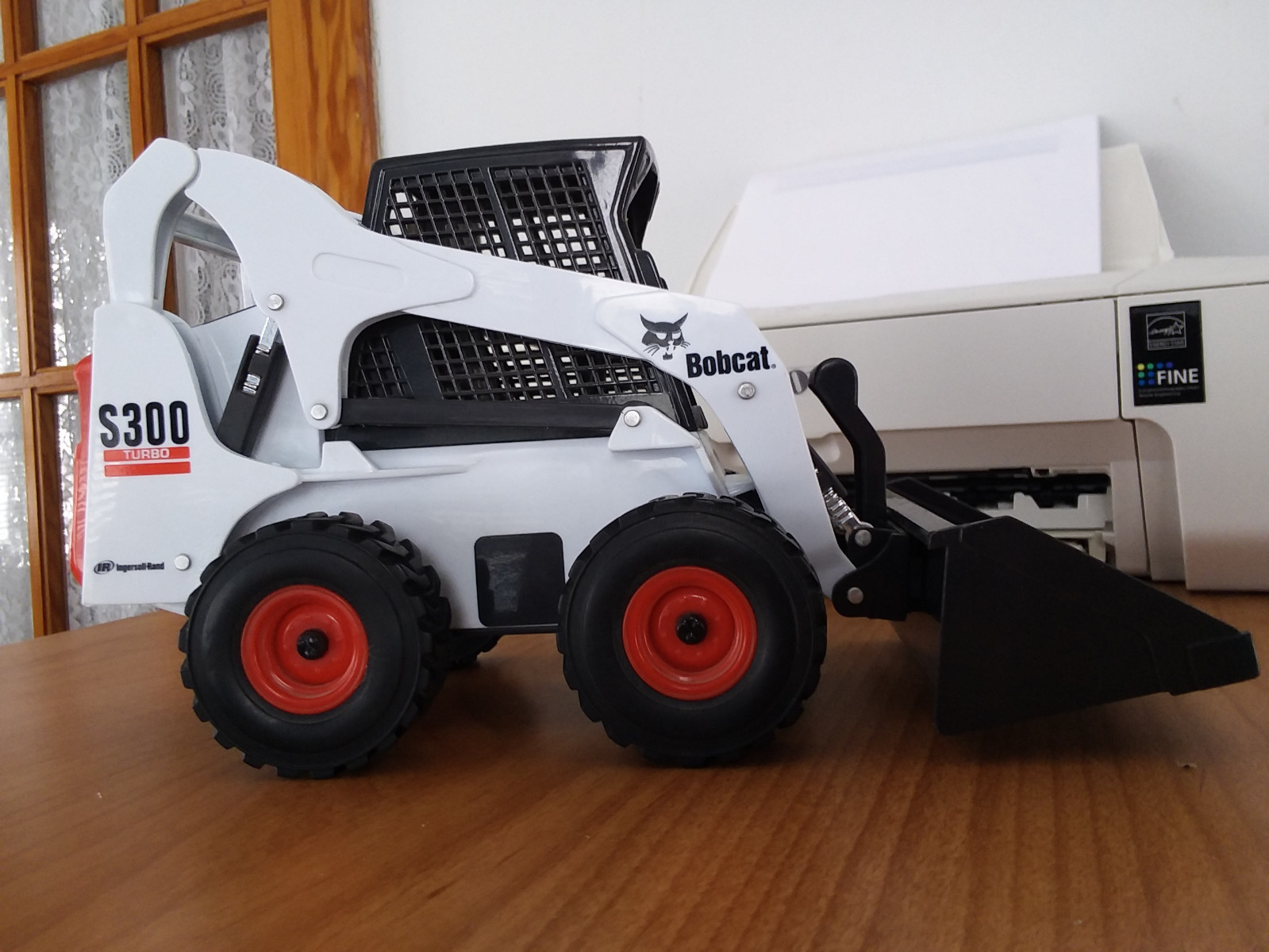 ERTL 1/32 DIE CAST MODEL S300 TURBO SKID STEER LOADER
