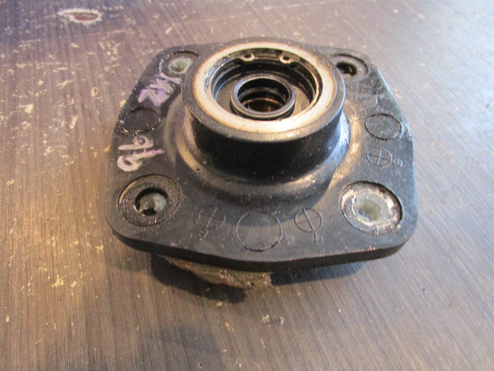 ブズーキ 96 KAWASAKI ZXI 1100 DRIVESHAFT BEARING HOLDER HOUSING 13280