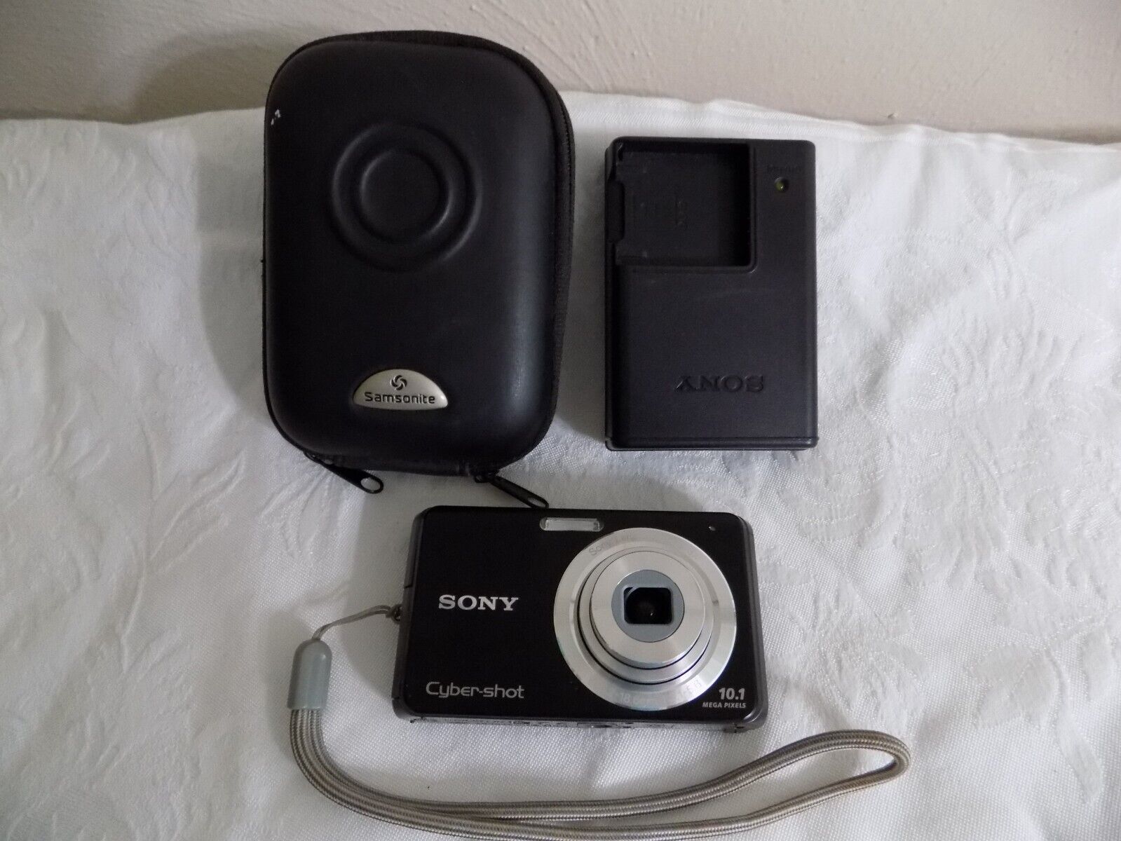 Sony Cybershot 10.1 black camera w/battery, battery charger 