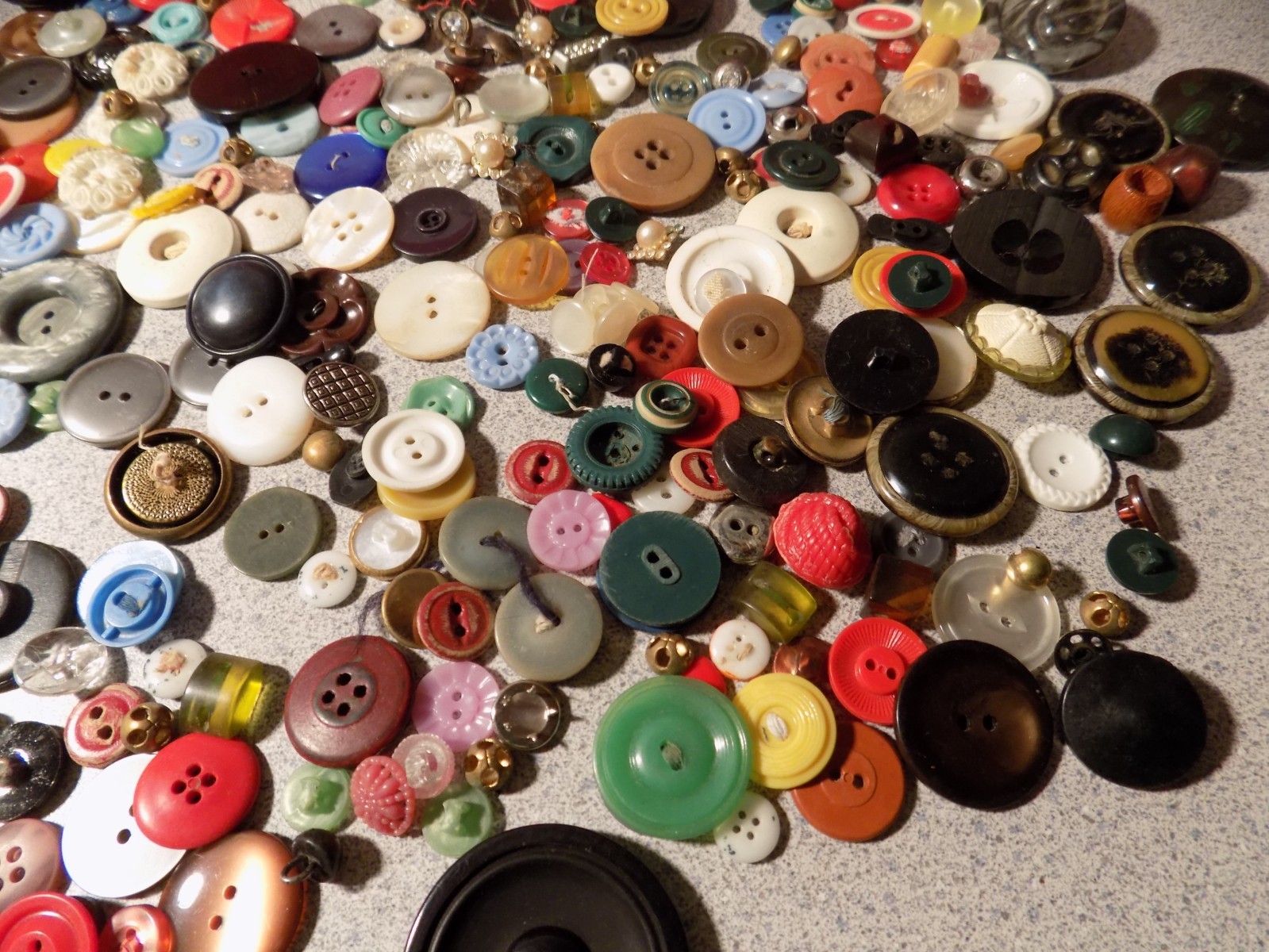 300 +Lot Vintage Antique Rhinestone Glass Plastic Metal Estate Buttons CHARMS