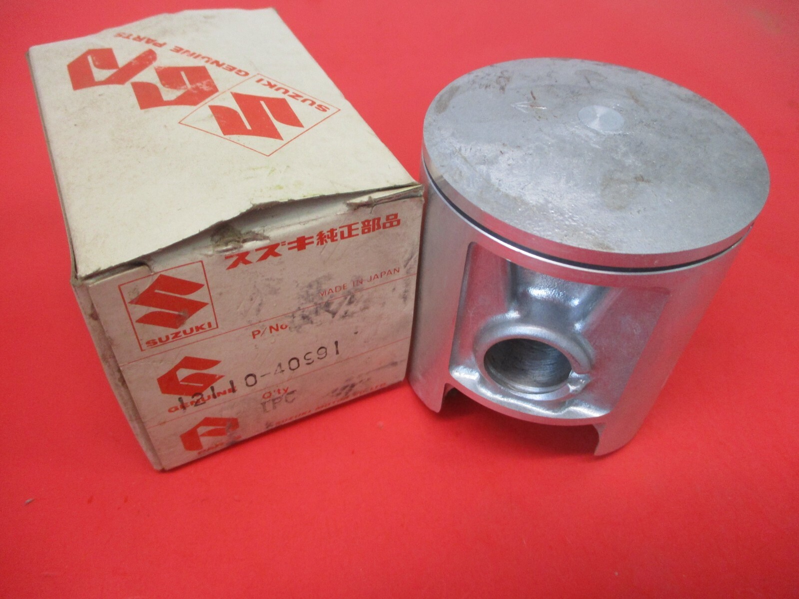 NOS NEW ORIGINAL OEM SUZUKI PISTON 1979 1980 RM250 12110