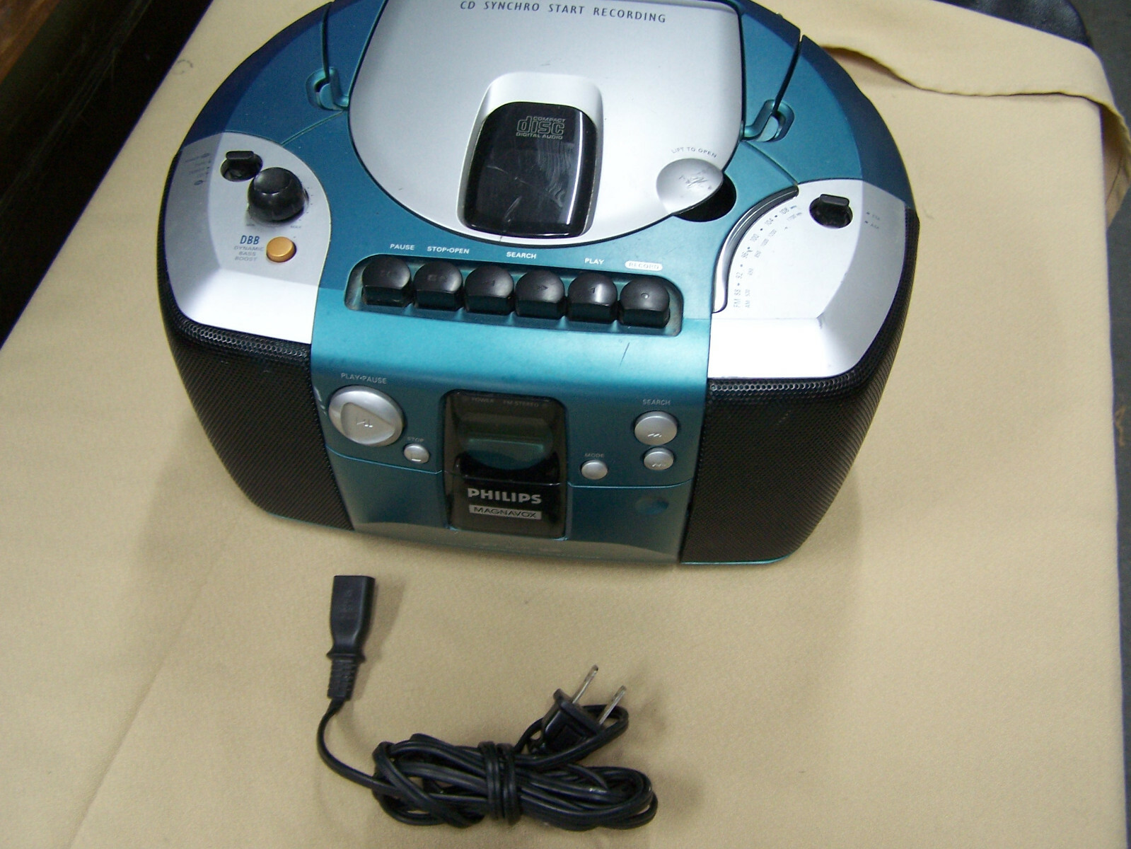 PHILIPS AZ1104 17 CD Player AM-FM RADIO Boombox radio and CD