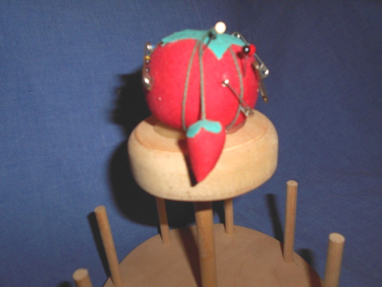 VINTAGE WOODED SEWING THREAD HOLDER PIN CUSHION