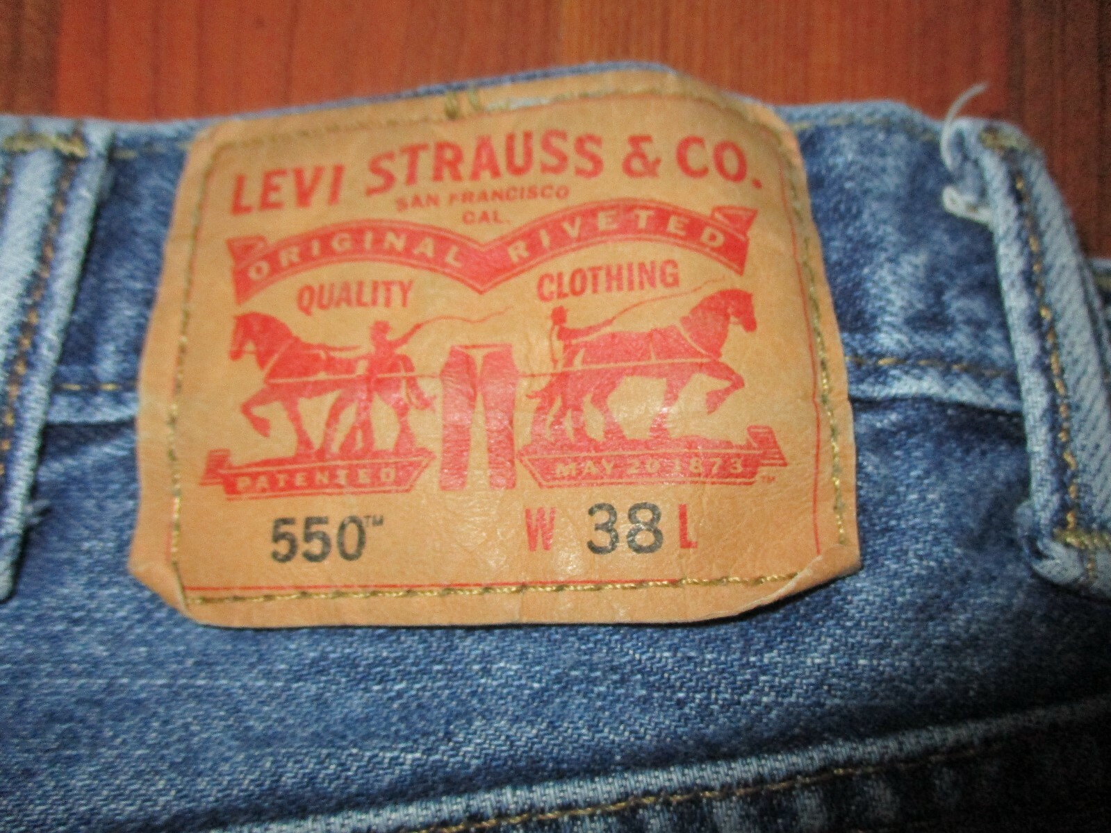 Very Nice Men's Levi's 550's  Denim Blue Jean Shorts Size 38 Relaxed Fit Red Tab