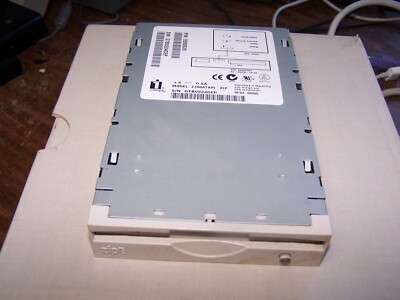 Iomega Z100ATAPI 100MB Internal Zip Drive Cream Faceplate for PC or Mac