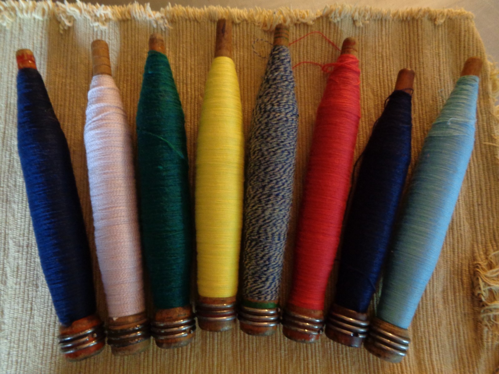 WEAVING LOOM BOBBINS WOODEN SPOOLS WITH THREAD LOT OF 8 ASST'D COLORS VINTAGE