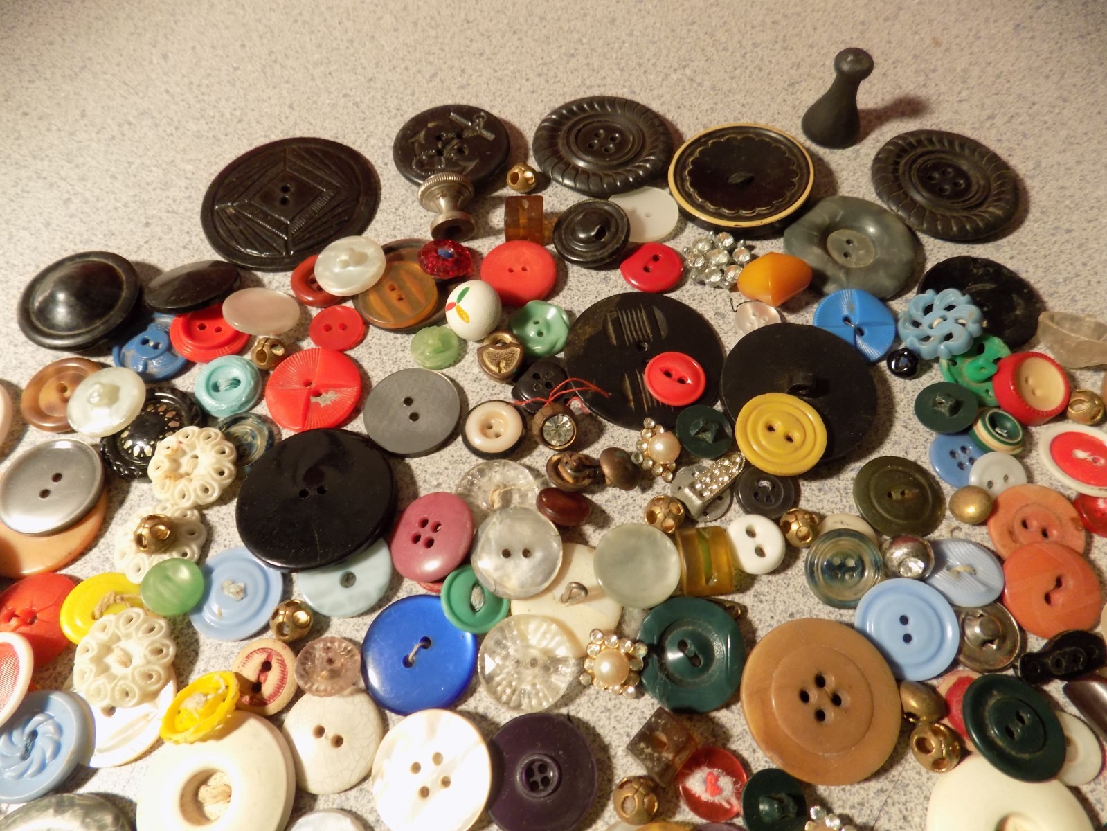 300 +Lot Vintage Antique Rhinestone Glass Plastic Metal Estate Buttons CHARMS