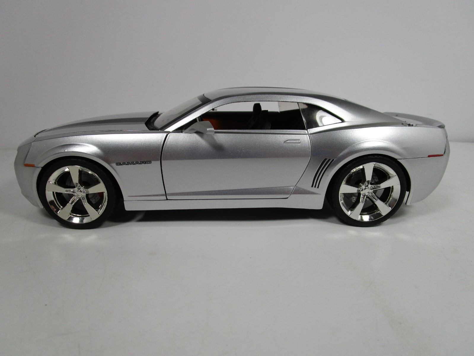 ミニカー 1968 CHEVROLET CAMARO DUB CITY 1/18 JADA DUB CITY 1968 CHEVROLET CAMARO 1:18 RED WITH WHITE