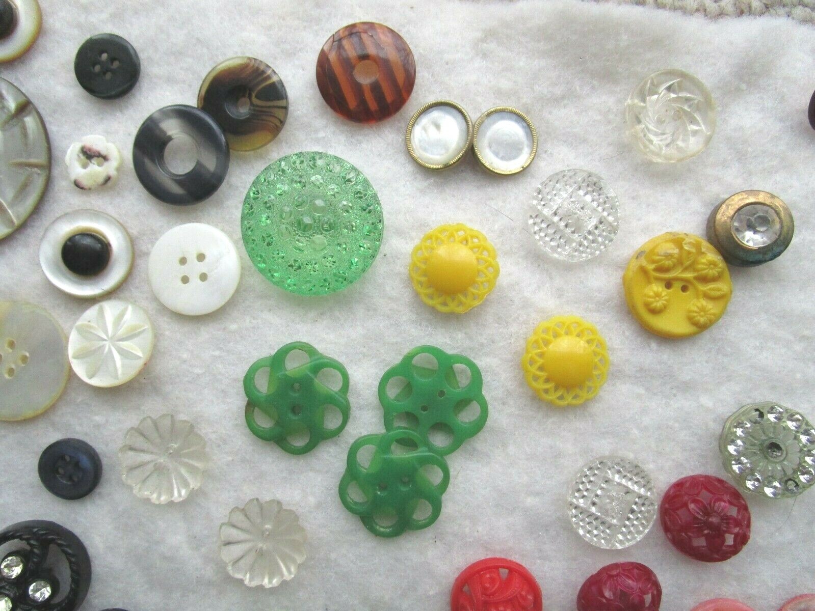 VTG BUTTONS UNIQUE STYLES RHINESTONES METAL CELLULOID PLASTIC Glass MOP BIG LOT