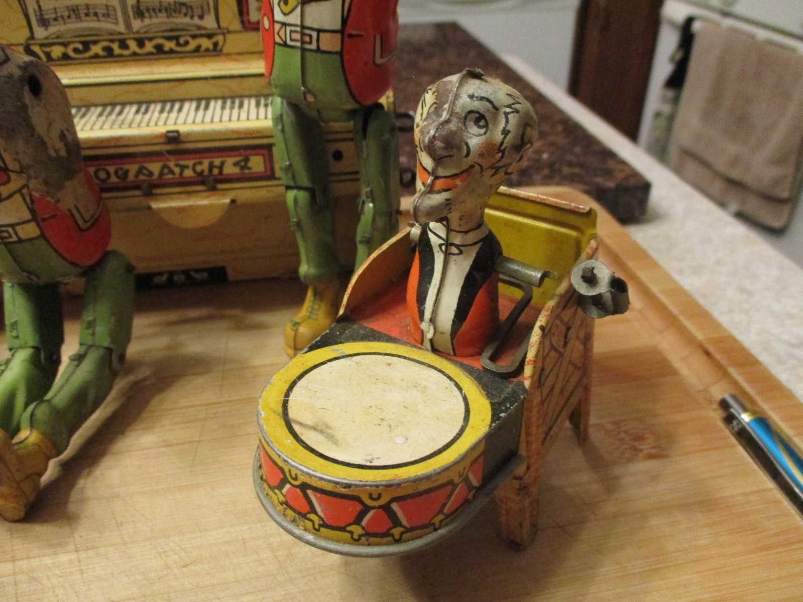 ANTIQUE 1945 UNIQUE ART MFG. L'IL ABNER THE DOG PATCH 4 MUSIC BAND TIN LITHO TOY