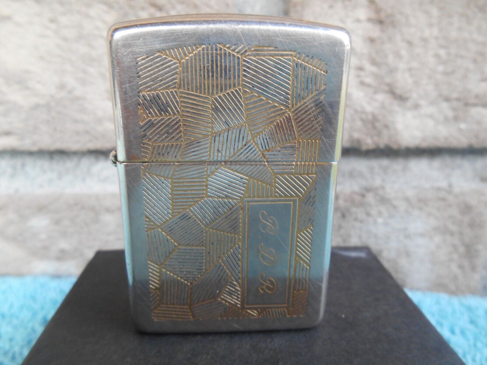 VINTAGE ZIPPO 1989 F-V GOLD TONED PATCHWORK CIGARETTE VINTAGE ZIPPO 1989 F-V GOLD TONED PATCHWORK CIGARETTE