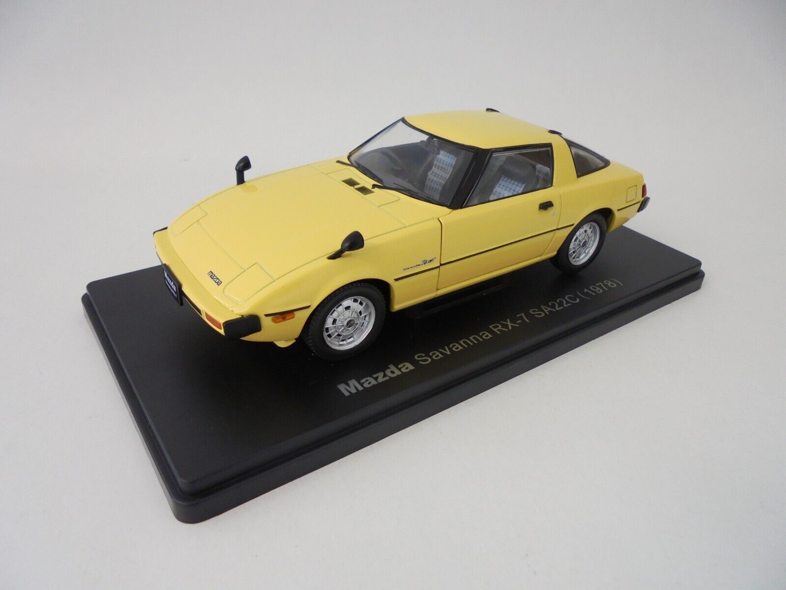 Mazda Savanna RX-7 SA22C (1978) 1:24 Hachette Diecast model Mazda Savanna RX-7 SA22C (1978) 1:24 Hachette Diecast model