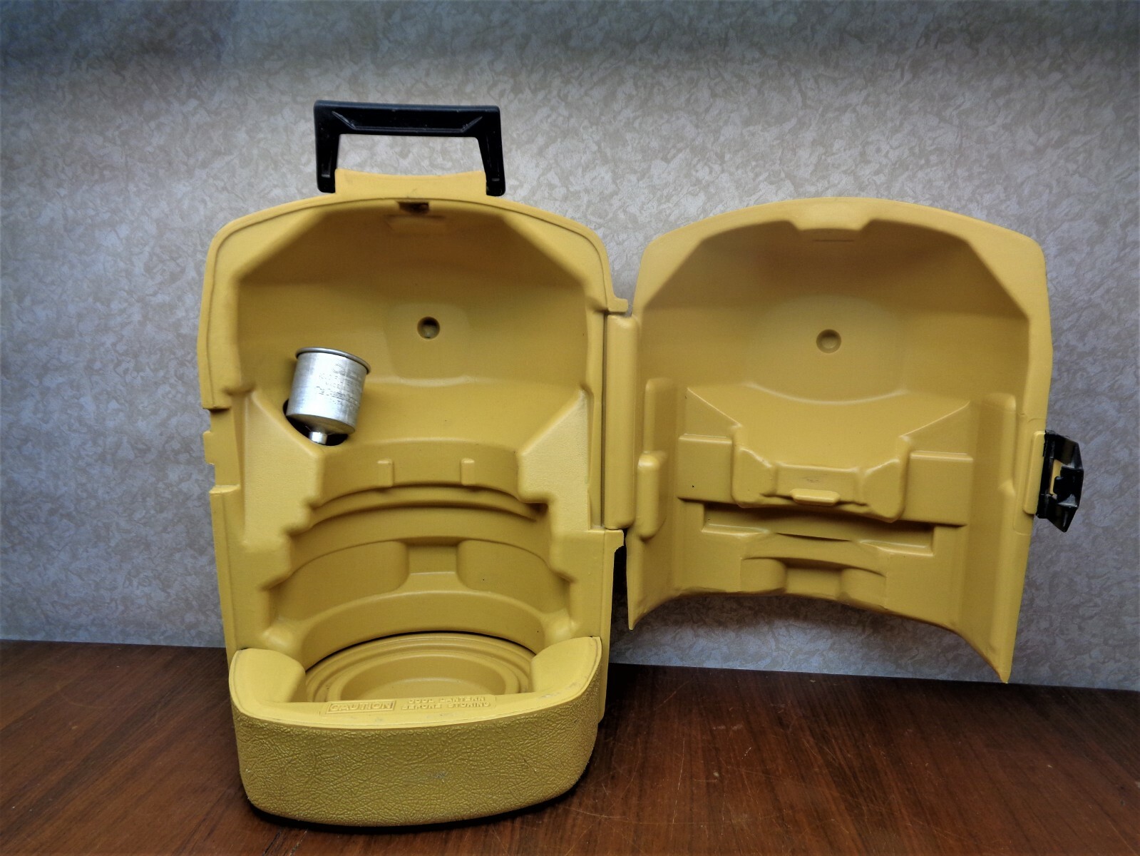 Vintage 82 Coleman Lantern Clam Shell Model 220K195&228K195 Yellow