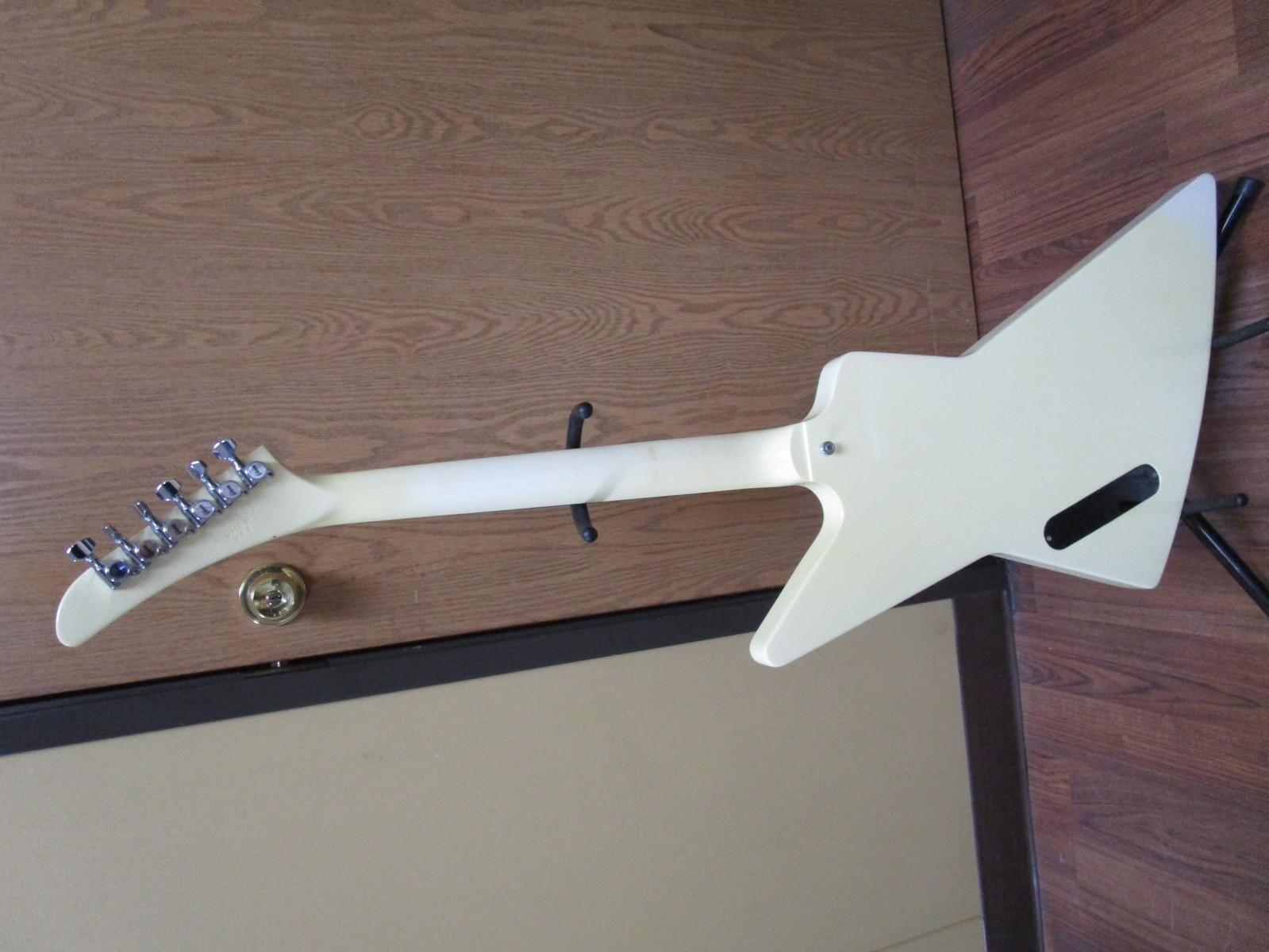 Gibson Explorer 6 String Electric Guitar: Cream Color