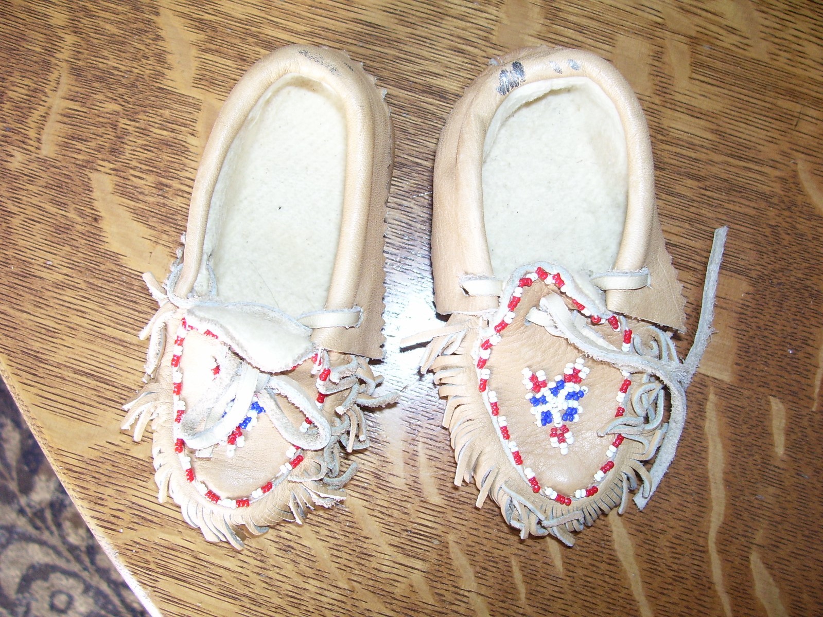 vtg child SIZE 6 LEATHER MOCCASINS SHOES WITH BEADED DESIGN Capitol Canada