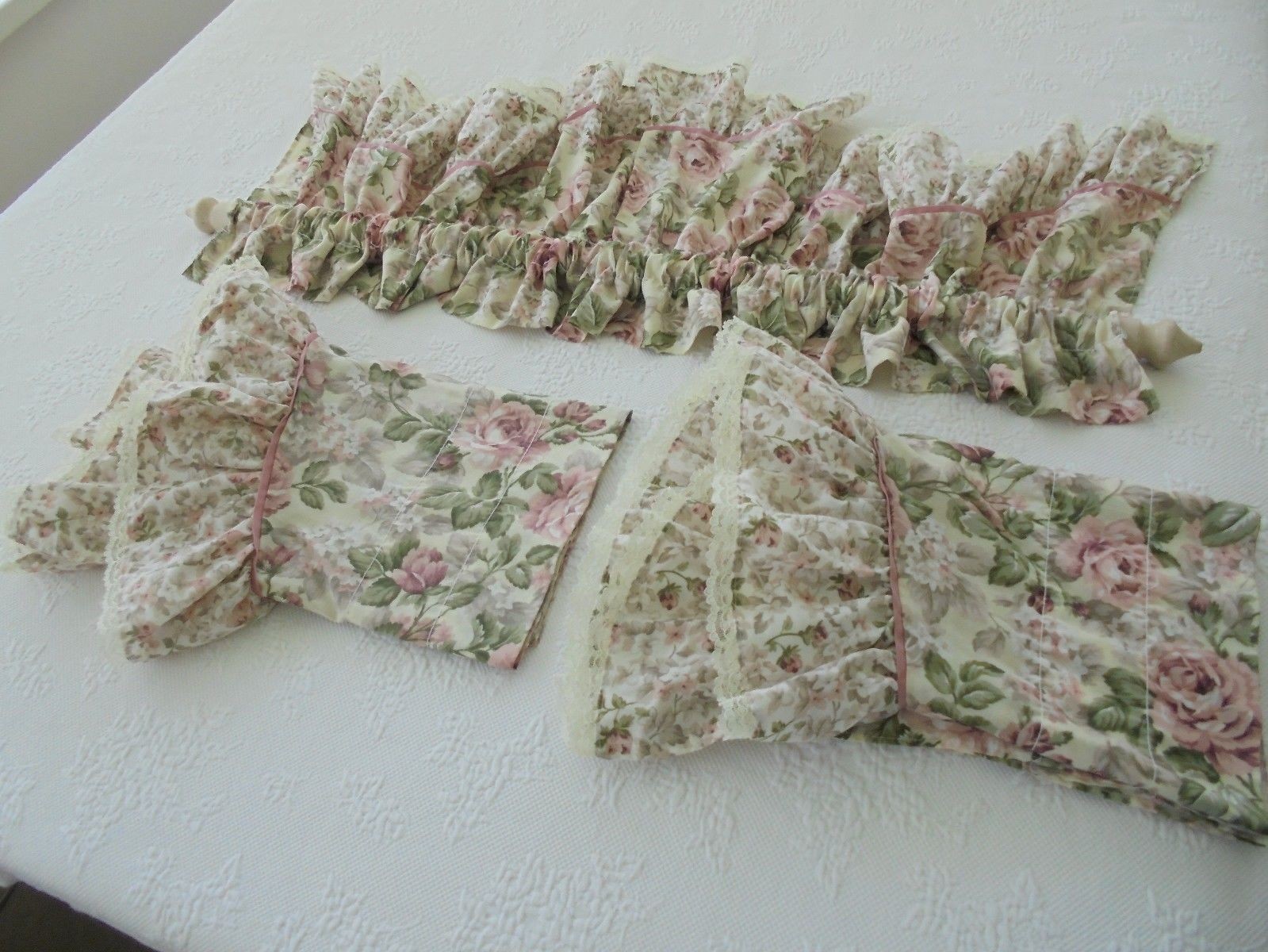 Vintage SPRINGS Valance Pale Pink Roses - Pole Top - Ruffles Lace  84 x 20  EUC