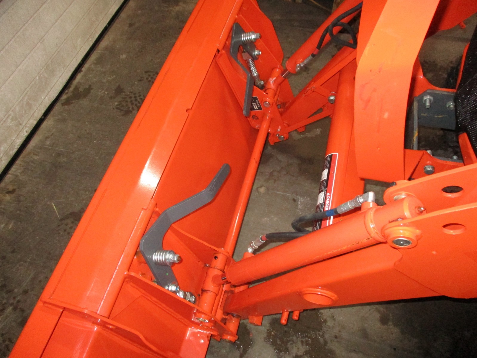 Kubota B3350 Cab Tractor 4x4 Quick Attach Loader & Bucket Belly Mower