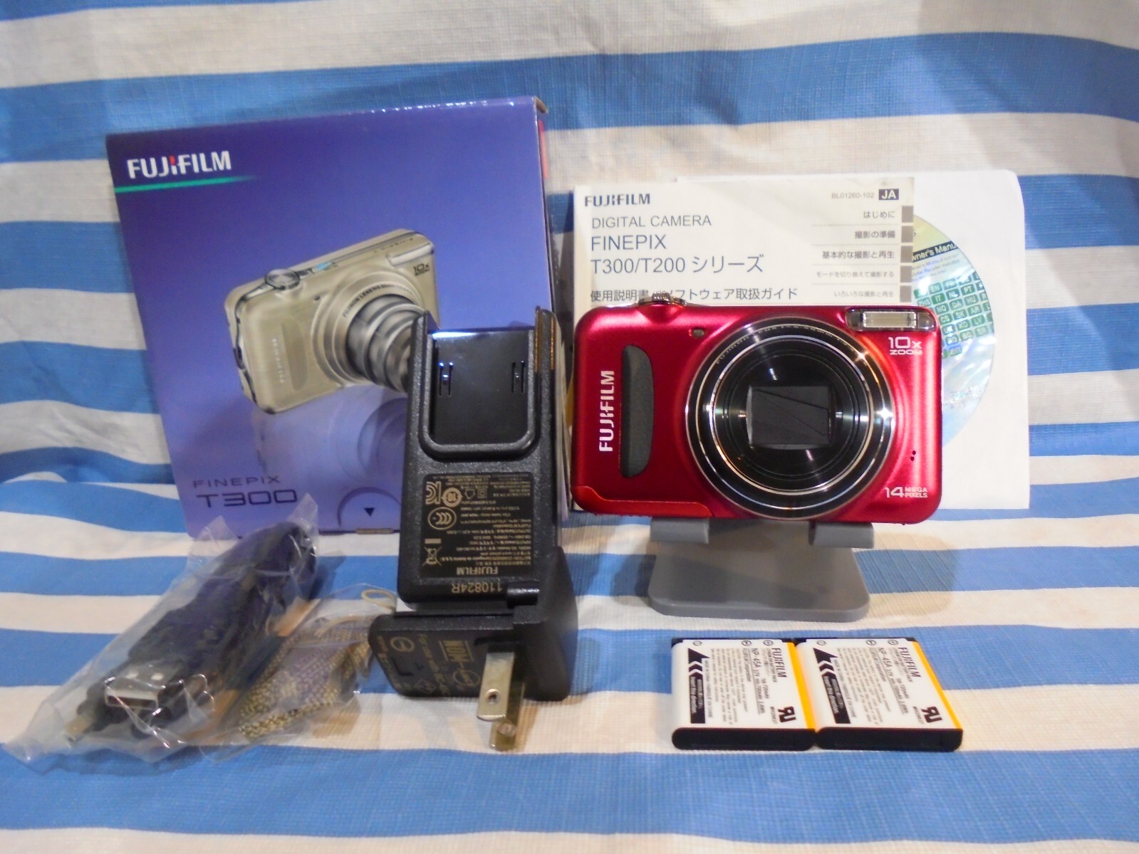 【美品】FUJIFILM FINEPIX T300 14MP デジカメ 付属品 広角28mmからの光学式10倍ズームレンズ搭載 予備バッテリー付き