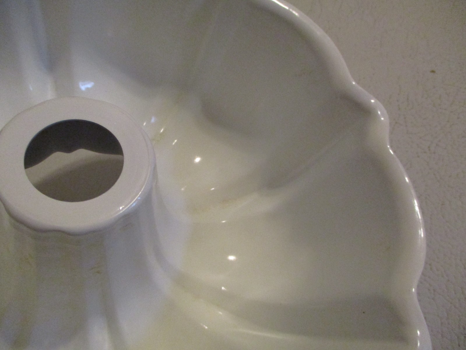 1 White Fluted Bundt Cake Pan 10