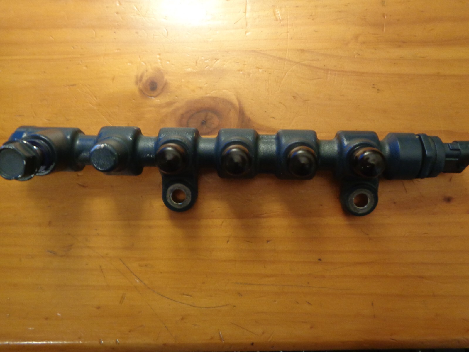 KUBOTA PART # 1J804-50603 / 1J804-50602 FUEL RAIL ASSY. GOOD