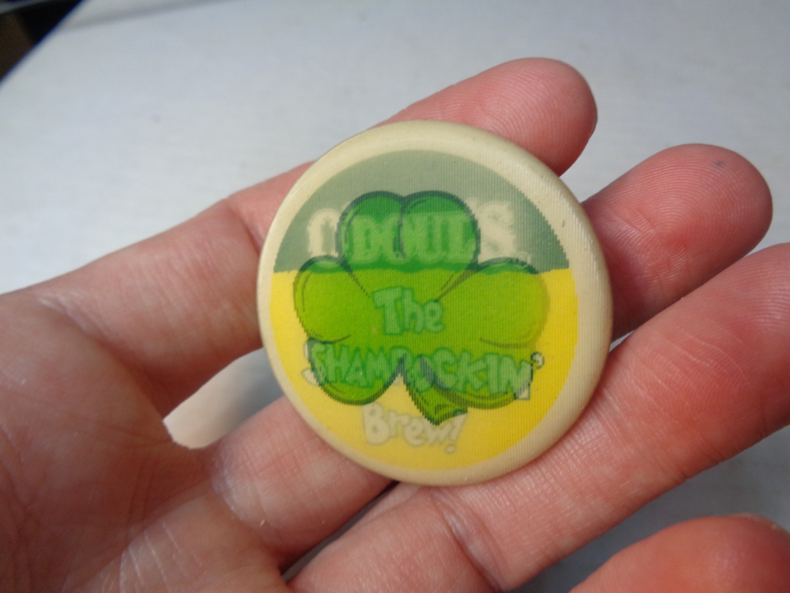 O'Doul's The Shamrockin Brew Lenticular Flasher Pinback Button - Beer Shamrock