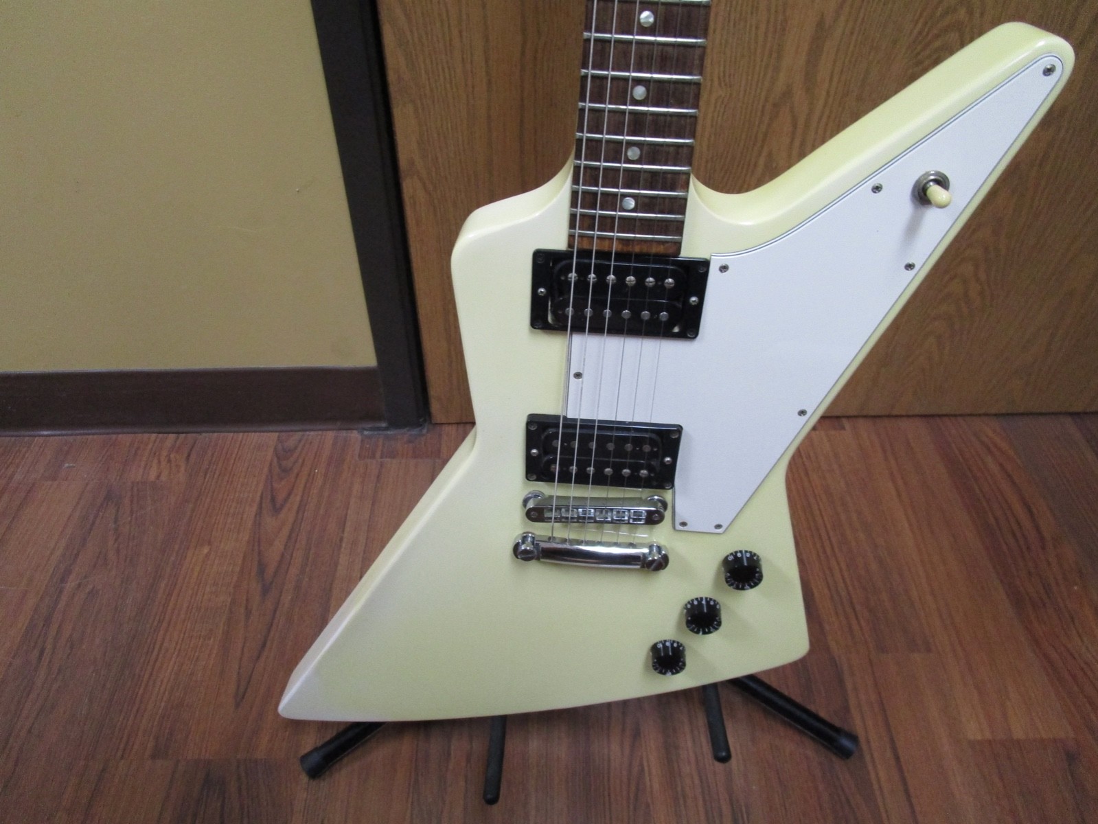 Gibson Explorer 6 String Electric Guitar: Cream Color
