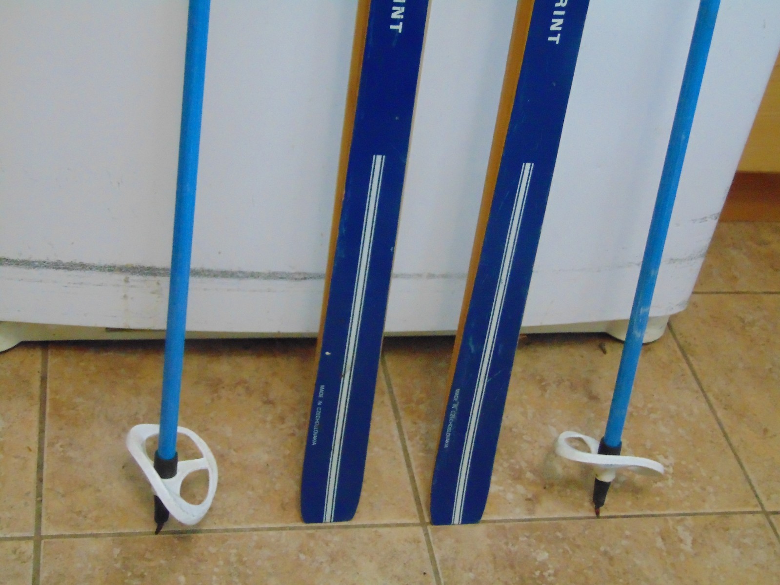 vintage/wooden skis   79    long   with poles  nice        # 6889