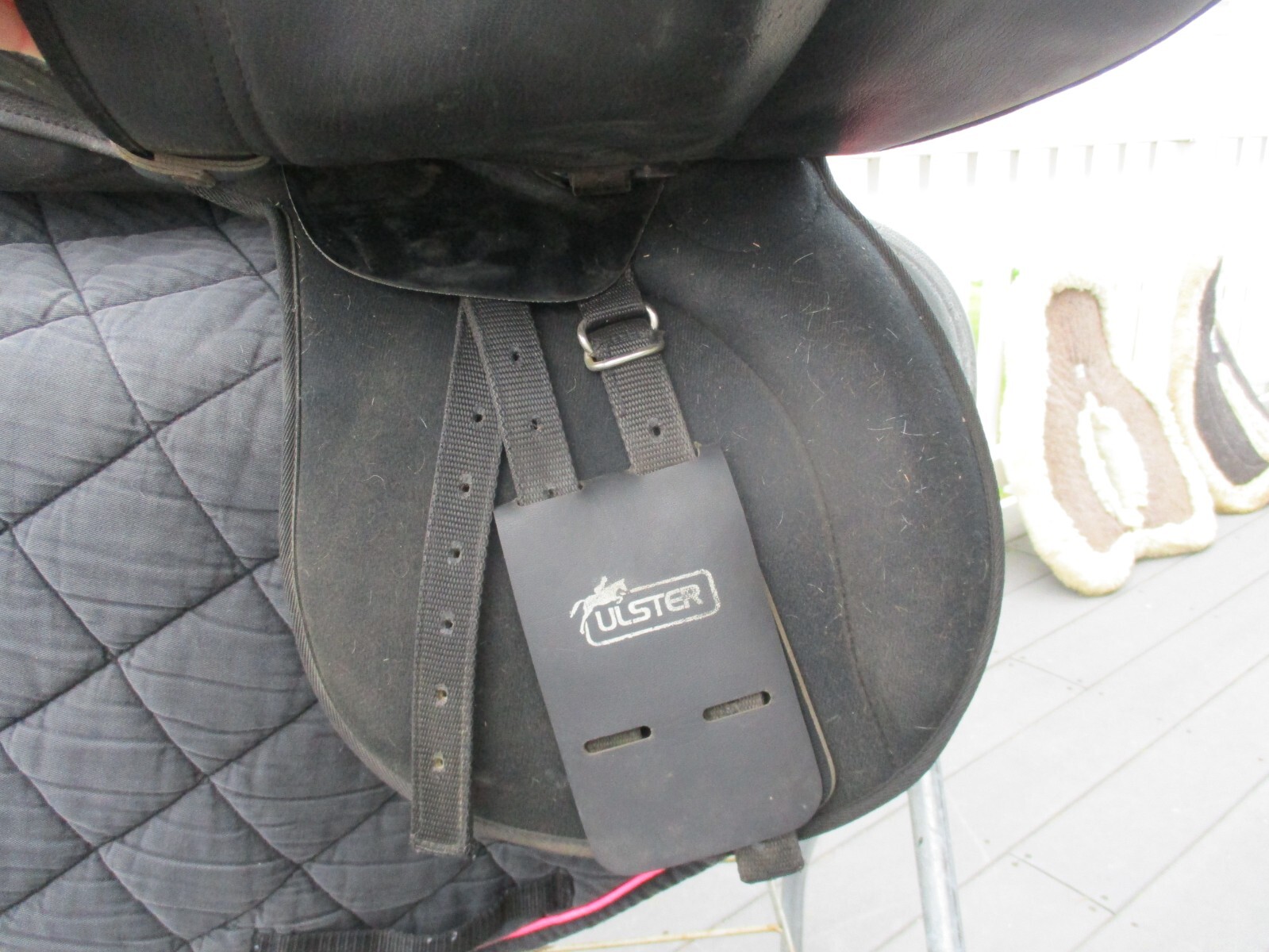 17'' MEDIUM THOROWGOOD ULSTER CC JUMP ENGLISH SADDLE w  LEATHERS &  IRONS