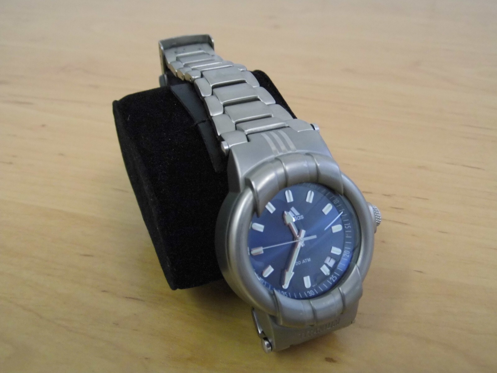 Neuwertige Herren Armbanduhr Adidas Titanium mit blauem Ziffernblatt